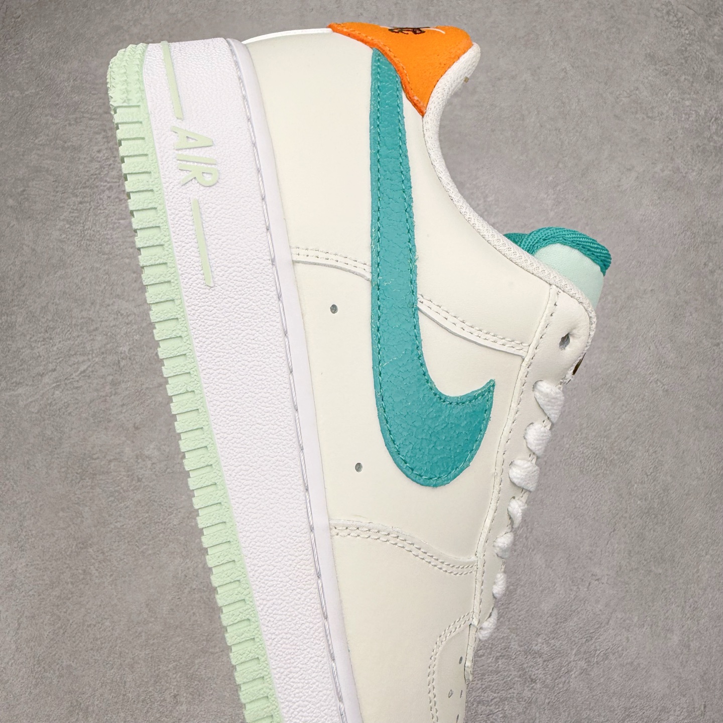 图片[6]-＃福利特价 NK Air Force 1´07 Low 空军一号低帮百搭休闲运动板鞋 柔软、弹性十足的缓震性能和出色的中底设计 横跨复古与现代的外型结合 造就出风靡全球 三十多年的Force 1 直到今天还深受青睐 尺码：36 36.5 37.5 38 38.5 39 40 40.5 41 42 42.5 43 44 44.5 45-选品中心