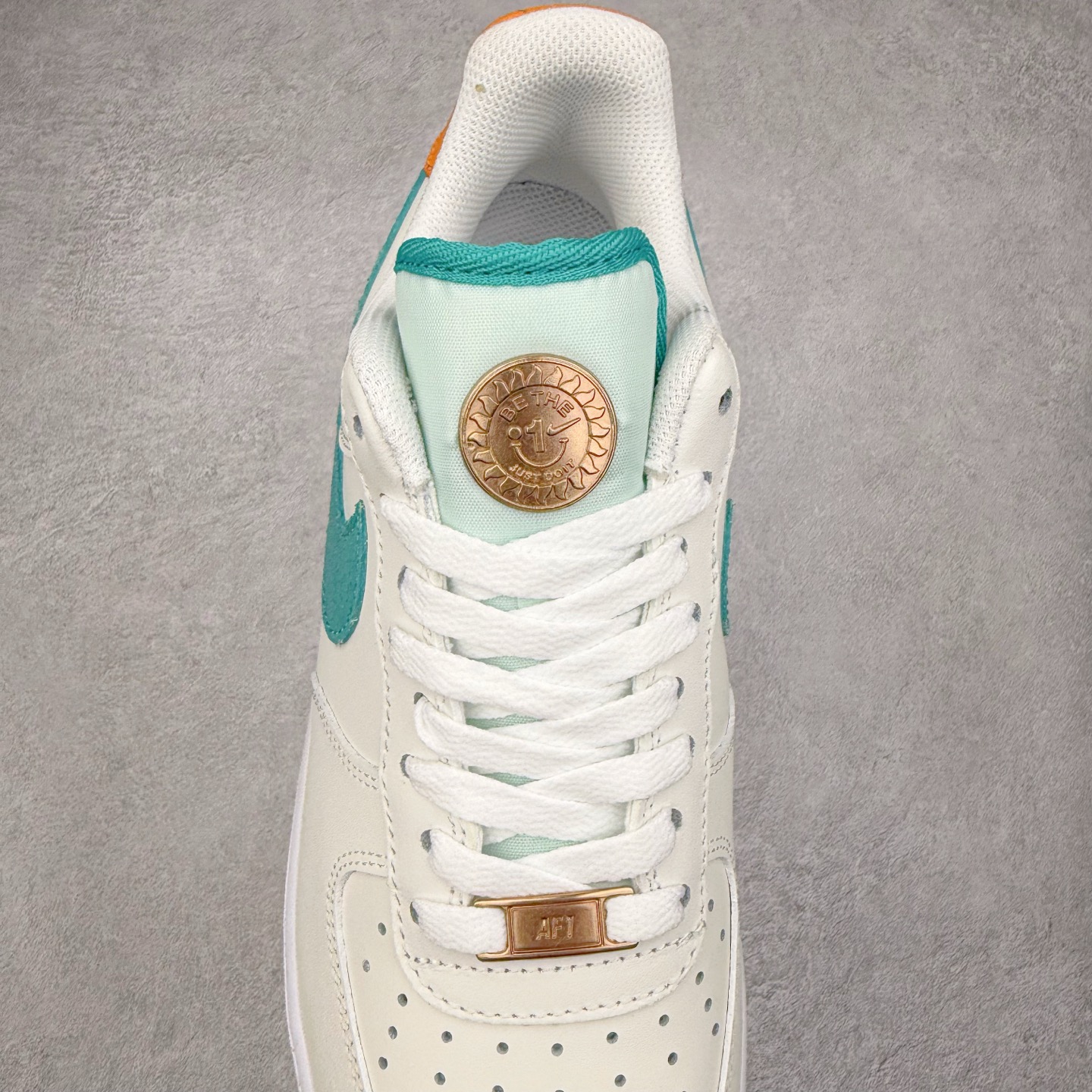 图片[5]-＃福利特价 NK Air Force 1´07 Low 空军一号低帮百搭休闲运动板鞋 柔软、弹性十足的缓震性能和出色的中底设计 横跨复古与现代的外型结合 造就出风靡全球 三十多年的Force 1 直到今天还深受青睐 尺码：36 36.5 37.5 38 38.5 39 40 40.5 41 42 42.5 43 44 44.5 45-选品中心