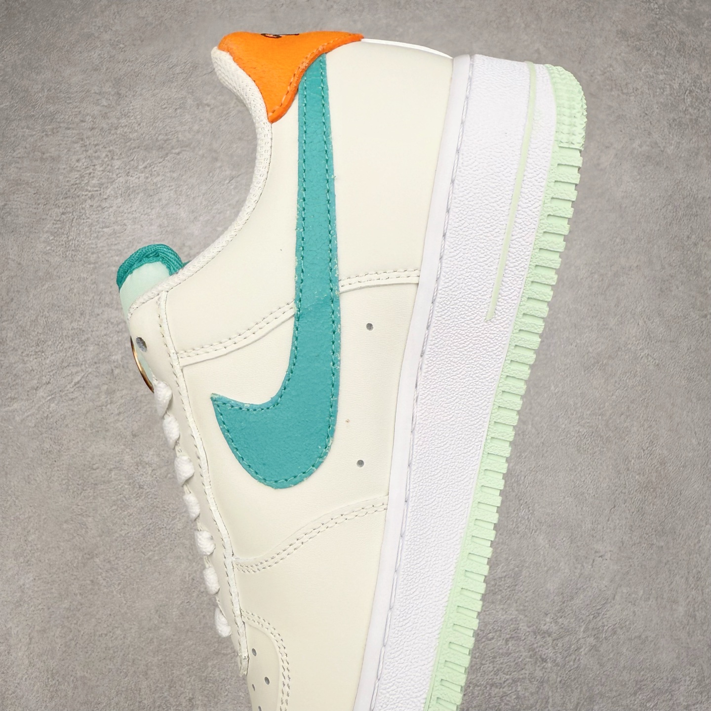 图片[7]-＃福利特价 NK Air Force 1´07 Low 空军一号低帮百搭休闲运动板鞋 柔软、弹性十足的缓震性能和出色的中底设计 横跨复古与现代的外型结合 造就出风靡全球 三十多年的Force 1 直到今天还深受青睐 尺码：36 36.5 37.5 38 38.5 39 40 40.5 41 42 42.5 43 44 44.5 45-选品中心