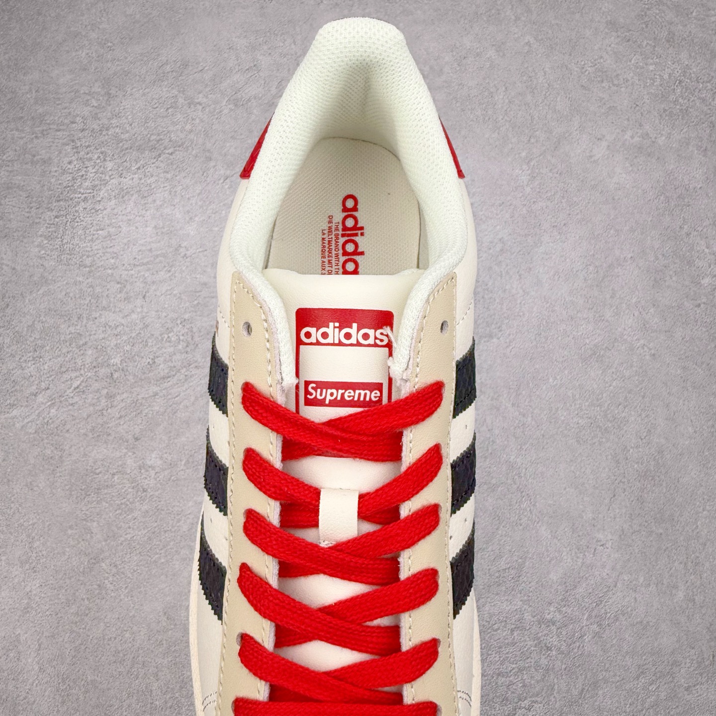 图片[5]-AD Originals Superstar 经典复古贝壳头板鞋 诞生于1969年 是第一双将全皮面鞋 身与橡胶鞋头结合在一起的低帮篮球鞋 Superstar最开始 是作为高帮篮球鞋Pro Model的低帮版本而出现的 但因为其独特和醒目的橡胶鞋头造型而让大家熟知 被大家形象地称为\\\”shelltoe\\\”贝壳头 在70年代的美国职业篮球场上 接近3/4的NBA球员都将这双Superstar作为场上用鞋 80年代之后 经过不断的改良和发展 Superstar逐渐成为横跨时装、音乐、街头文化、休闲和运动等各大领域的时尚潮鞋 尺码：36 36.5 37 38 38.5 39 40 40.5 41 42 42.5 43 44 44.5 45-选品中心