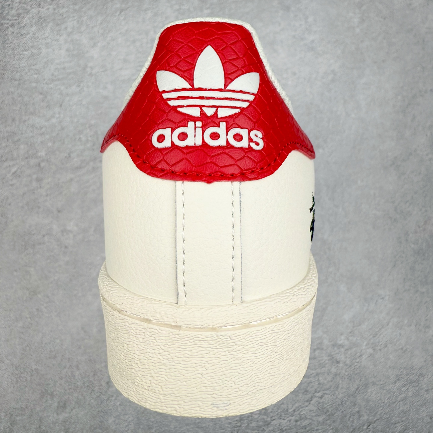 图片[8]-AD Originals Superstar 经典复古贝壳头板鞋 诞生于1969年 是第一双将全皮面鞋 身与橡胶鞋头结合在一起的低帮篮球鞋 Superstar最开始 是作为高帮篮球鞋Pro Model的低帮版本而出现的 但因为其独特和醒目的橡胶鞋头造型而让大家熟知 被大家形象地称为\\\”shelltoe\\\”贝壳头 在70年代的美国职业篮球场上 接近3/4的NBA球员都将这双Superstar作为场上用鞋 80年代之后 经过不断的改良和发展 Superstar逐渐成为横跨时装、音乐、街头文化、休闲和运动等各大领域的时尚潮鞋 尺码：36 36.5 37 38 38.5 39 40 40.5 41 42 42.5 43 44 44.5 45-选品中心