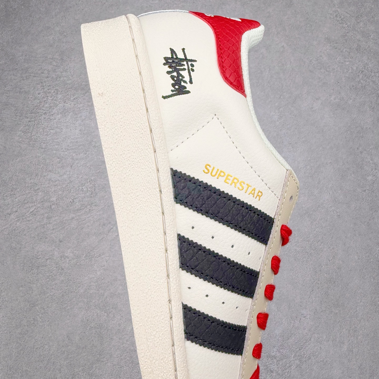 图片[6]-AD Originals Superstar 经典复古贝壳头板鞋 诞生于1969年 是第一双将全皮面鞋 身与橡胶鞋头结合在一起的低帮篮球鞋 Superstar最开始 是作为高帮篮球鞋Pro Model的低帮版本而出现的 但因为其独特和醒目的橡胶鞋头造型而让大家熟知 被大家形象地称为\\\”shelltoe\\\”贝壳头 在70年代的美国职业篮球场上 接近3/4的NBA球员都将这双Superstar作为场上用鞋 80年代之后 经过不断的改良和发展 Superstar逐渐成为横跨时装、音乐、街头文化、休闲和运动等各大领域的时尚潮鞋 尺码：36 36.5 37 38 38.5 39 40 40.5 41 42 42.5 43 44 44.5 45-选品中心