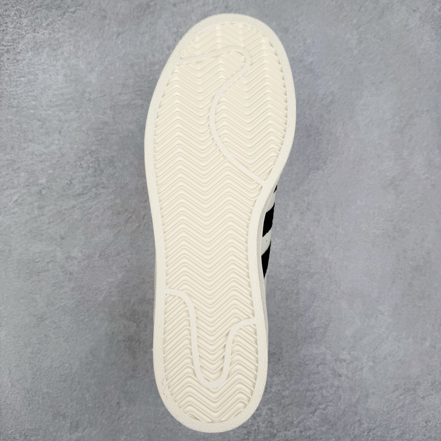 图片[9]-AD Originals Superstar 经典复古贝壳头板鞋 诞生于1969年 是第一双将全皮面鞋 身与橡胶鞋头结合在一起的低帮篮球鞋 Superstar最开始 是作为高帮篮球鞋Pro Model的低帮版本而出现的 但因为其独特和醒目的橡胶鞋头造型而让大家熟知 被大家形象地称为\\\”shelltoe\\\”贝壳头 在70年代的美国职业篮球场上 接近3/4的NBA球员都将这双Superstar作为场上用鞋 80年代之后 经过不断的改良和发展 Superstar逐渐成为横跨时装、音乐、街头文化、休闲和运动等各大领域的时尚潮鞋 尺码：36 36.5 37 38 38.5 39 40 40.5 41 42 42.5 43 44 44.5 45-选品中心