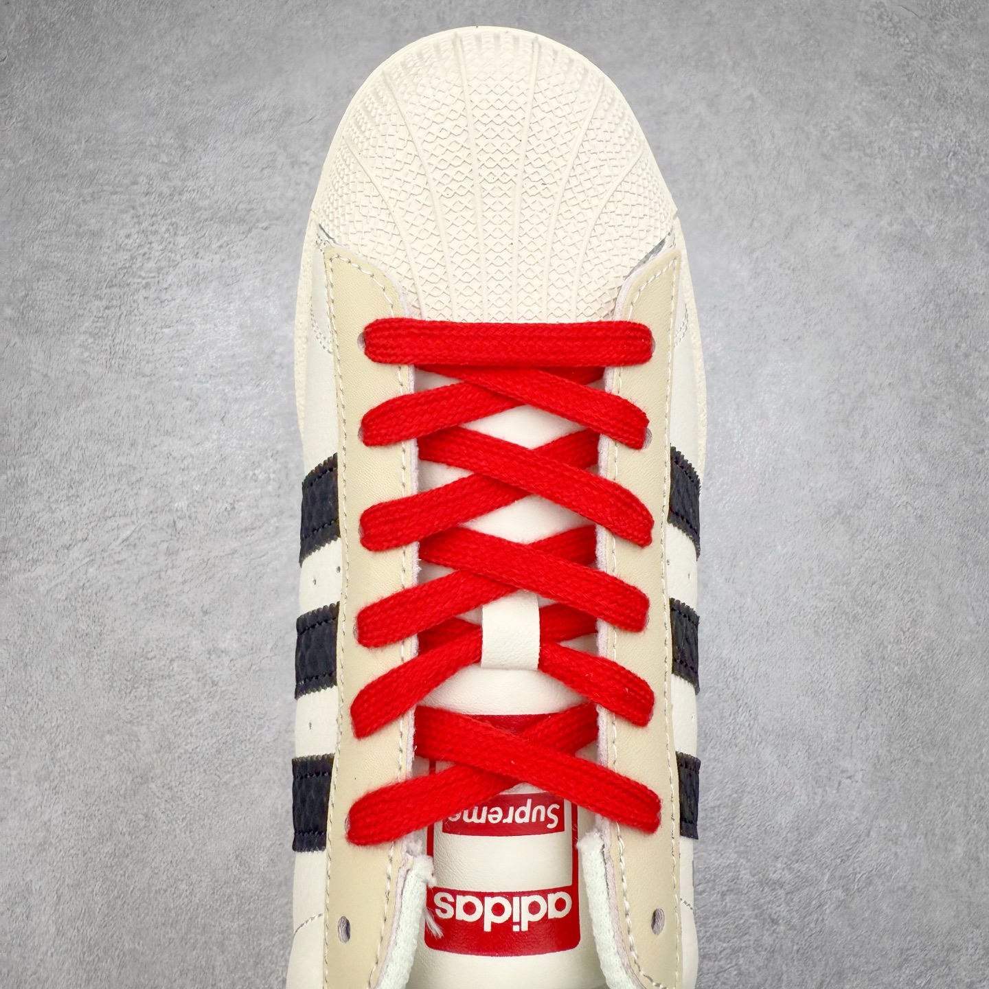 图片[4]-AD Originals Superstar 经典复古贝壳头板鞋 诞生于1969年 是第一双将全皮面鞋 身与橡胶鞋头结合在一起的低帮篮球鞋 Superstar最开始 是作为高帮篮球鞋Pro Model的低帮版本而出现的 但因为其独特和醒目的橡胶鞋头造型而让大家熟知 被大家形象地称为\\\”shelltoe\\\”贝壳头 在70年代的美国职业篮球场上 接近3/4的NBA球员都将这双Superstar作为场上用鞋 80年代之后 经过不断的改良和发展 Superstar逐渐成为横跨时装、音乐、街头文化、休闲和运动等各大领域的时尚潮鞋 尺码：36 36.5 37 38 38.5 39 40 40.5 41 42 42.5 43 44 44.5 45-选品中心