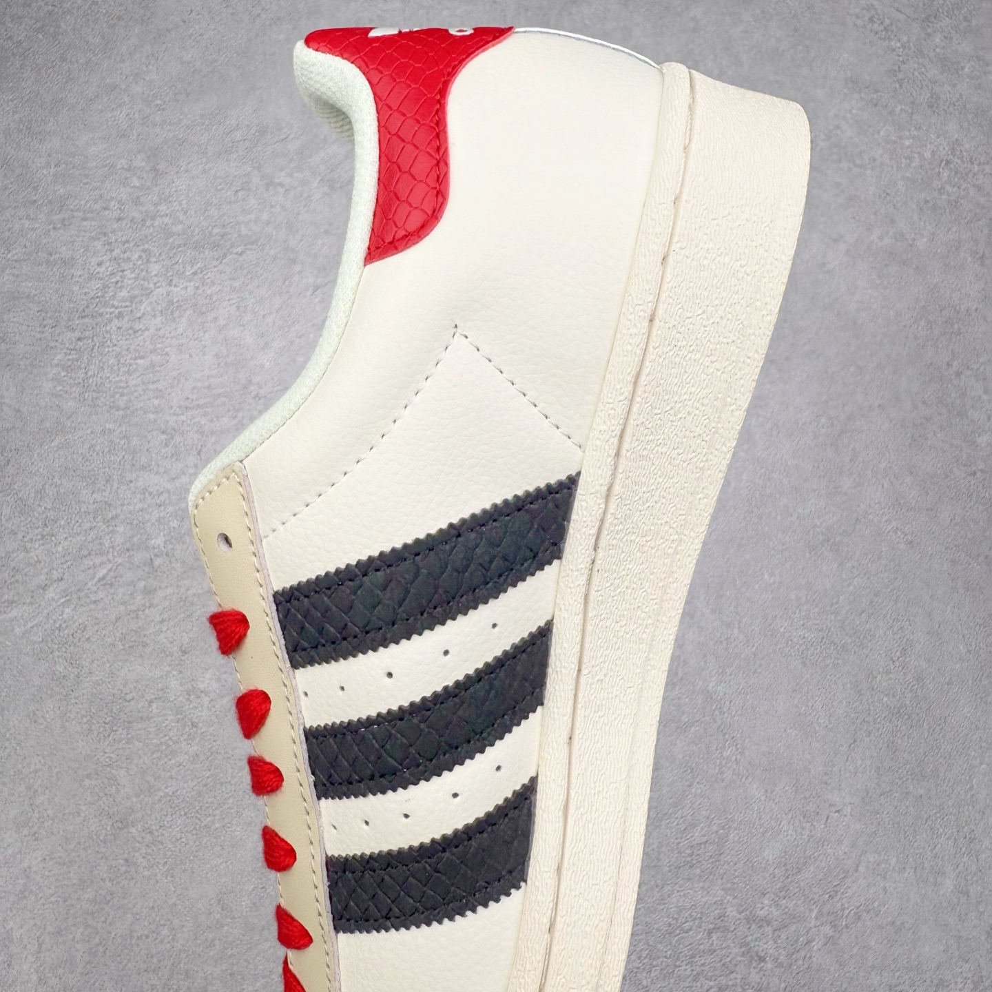 图片[7]-AD Originals Superstar 经典复古贝壳头板鞋 诞生于1969年 是第一双将全皮面鞋 身与橡胶鞋头结合在一起的低帮篮球鞋 Superstar最开始 是作为高帮篮球鞋Pro Model的低帮版本而出现的 但因为其独特和醒目的橡胶鞋头造型而让大家熟知 被大家形象地称为\\\”shelltoe\\\”贝壳头 在70年代的美国职业篮球场上 接近3/4的NBA球员都将这双Superstar作为场上用鞋 80年代之后 经过不断的改良和发展 Superstar逐渐成为横跨时装、音乐、街头文化、休闲和运动等各大领域的时尚潮鞋 尺码：36 36.5 37 38 38.5 39 40 40.5 41 42 42.5 43 44 44.5 45-选品中心