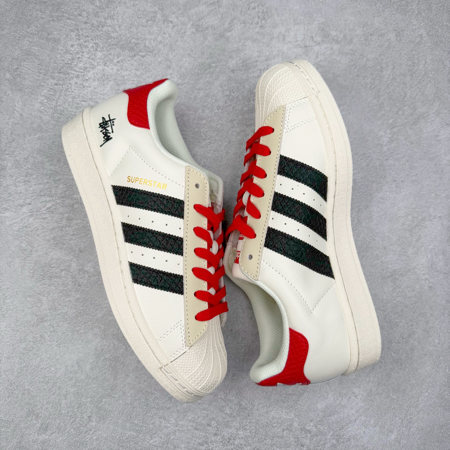 图片[3]-AD Originals Superstar 经典复古贝壳头板鞋 诞生于1969年 是第一双将全皮面鞋 身与橡胶鞋头结合在一起的低帮篮球鞋 Superstar最开始 是作为高帮篮球鞋Pro Model的低帮版本而出现的 但因为其独特和醒目的橡胶鞋头造型而让大家熟知 被大家形象地称为\\\”shelltoe\\\”贝壳头 在70年代的美国职业篮球场上 接近3/4的NBA球员都将这双Superstar作为场上用鞋 80年代之后 经过不断的改良和发展 Superstar逐渐成为横跨时装、音乐、街头文化、休闲和运动等各大领域的时尚潮鞋 尺码：36 36.5 37 38 38.5 39 40 40.5 41 42 42.5 43 44 44.5 45-选品中心