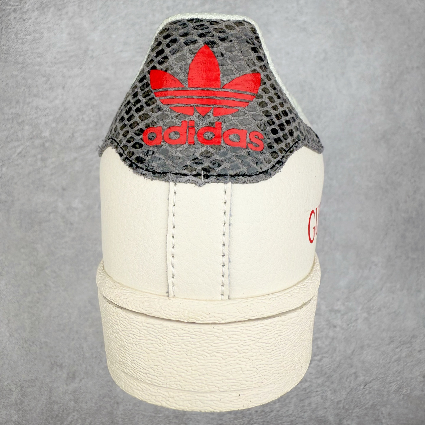 图片[8]-AD Originals Superstar 经典复古贝壳头板鞋 诞生于1969年 是第一双将全皮面鞋 身与橡胶鞋头结合在一起的低帮篮球鞋 Superstar最开始 是作为高帮篮球鞋Pro Model的低帮版本而出现的 但因为其独特和醒目的橡胶鞋头造型而让大家熟知 被大家形象地称为\\\”shelltoe\\\”贝壳头 在70年代的美国职业篮球场上 接近3/4的NBA球员都将这双Superstar作为场上用鞋 80年代之后 经过不断的改良和发展 Superstar逐渐成为横跨时装、音乐、街头文化、休闲和运动等各大领域的时尚潮鞋 尺码：36 36.5 37 38 38.5 39 40 40.5 41 42 42.5 43 44 44.5 45-选品中心