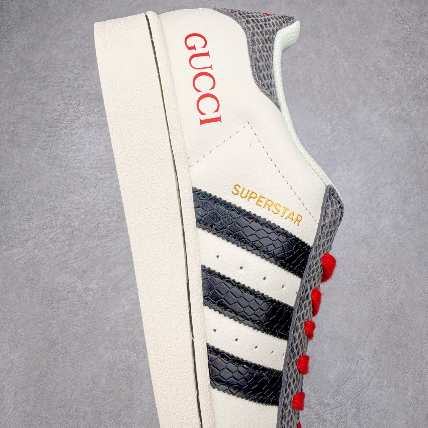 图片[6]-AD Originals Superstar 经典复古贝壳头板鞋 诞生于1969年 是第一双将全皮面鞋 身与橡胶鞋头结合在一起的低帮篮球鞋 Superstar最开始 是作为高帮篮球鞋Pro Model的低帮版本而出现的 但因为其独特和醒目的橡胶鞋头造型而让大家熟知 被大家形象地称为\\\”shelltoe\\\”贝壳头 在70年代的美国职业篮球场上 接近3/4的NBA球员都将这双Superstar作为场上用鞋 80年代之后 经过不断的改良和发展 Superstar逐渐成为横跨时装、音乐、街头文化、休闲和运动等各大领域的时尚潮鞋 尺码：36 36.5 37 38 38.5 39 40 40.5 41 42 42.5 43 44 44.5 45-选品中心