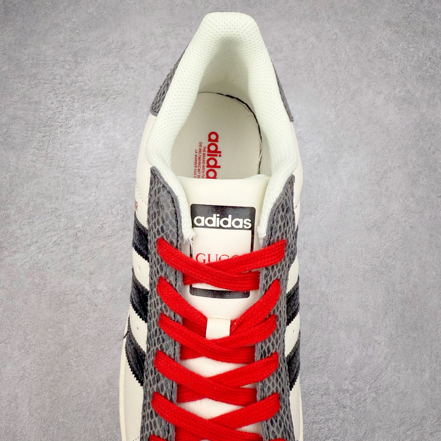 图片[5]-AD Originals Superstar 经典复古贝壳头板鞋 诞生于1969年 是第一双将全皮面鞋 身与橡胶鞋头结合在一起的低帮篮球鞋 Superstar最开始 是作为高帮篮球鞋Pro Model的低帮版本而出现的 但因为其独特和醒目的橡胶鞋头造型而让大家熟知 被大家形象地称为\\\”shelltoe\\\”贝壳头 在70年代的美国职业篮球场上 接近3/4的NBA球员都将这双Superstar作为场上用鞋 80年代之后 经过不断的改良和发展 Superstar逐渐成为横跨时装、音乐、街头文化、休闲和运动等各大领域的时尚潮鞋 尺码：36 36.5 37 38 38.5 39 40 40.5 41 42 42.5 43 44 44.5 45-选品中心