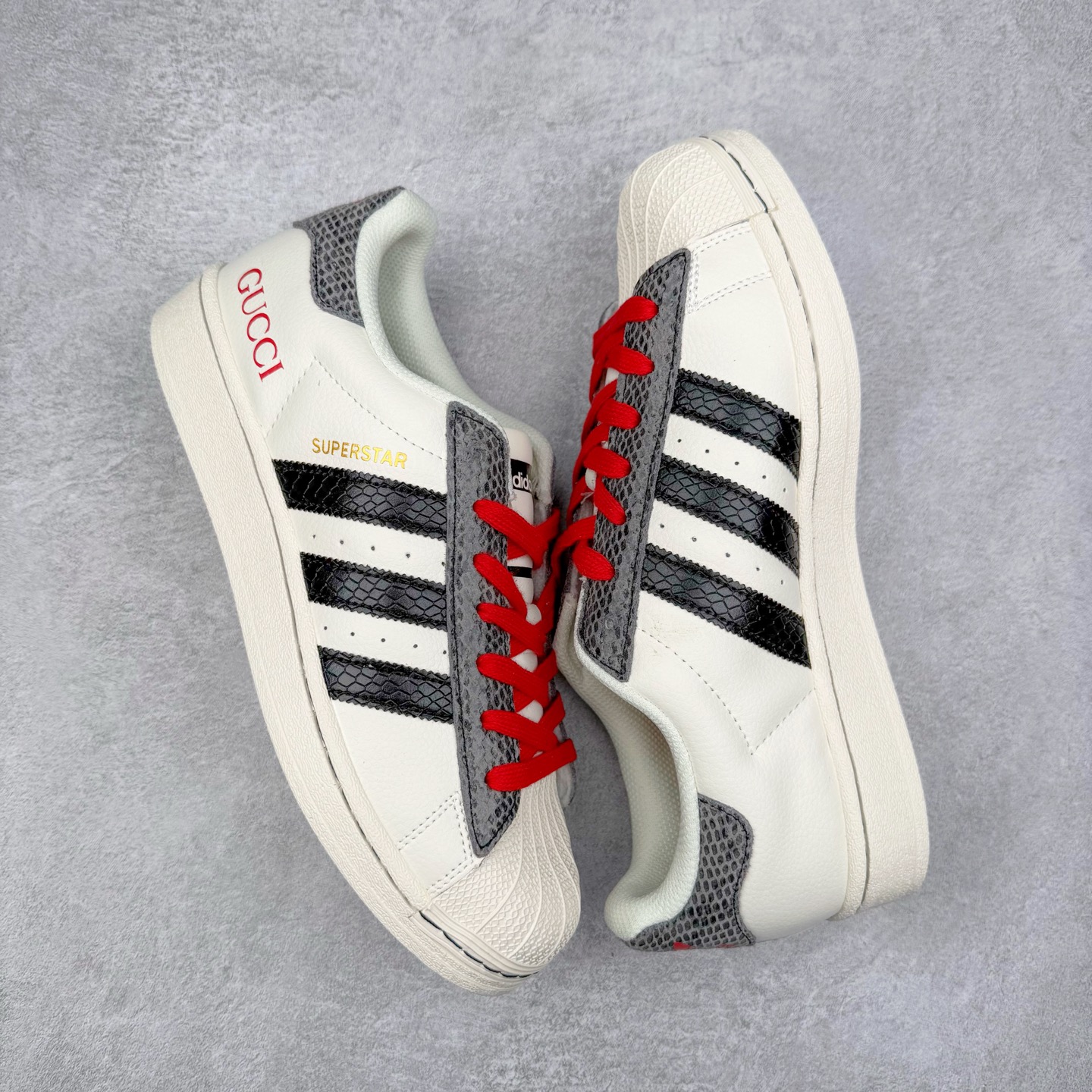 图片[3]-AD Originals Superstar 经典复古贝壳头板鞋 诞生于1969年 是第一双将全皮面鞋 身与橡胶鞋头结合在一起的低帮篮球鞋 Superstar最开始 是作为高帮篮球鞋Pro Model的低帮版本而出现的 但因为其独特和醒目的橡胶鞋头造型而让大家熟知 被大家形象地称为\\\”shelltoe\\\”贝壳头 在70年代的美国职业篮球场上 接近3/4的NBA球员都将这双Superstar作为场上用鞋 80年代之后 经过不断的改良和发展 Superstar逐渐成为横跨时装、音乐、街头文化、休闲和运动等各大领域的时尚潮鞋 尺码：36 36.5 37 38 38.5 39 40 40.5 41 42 42.5 43 44 44.5 45-选品中心