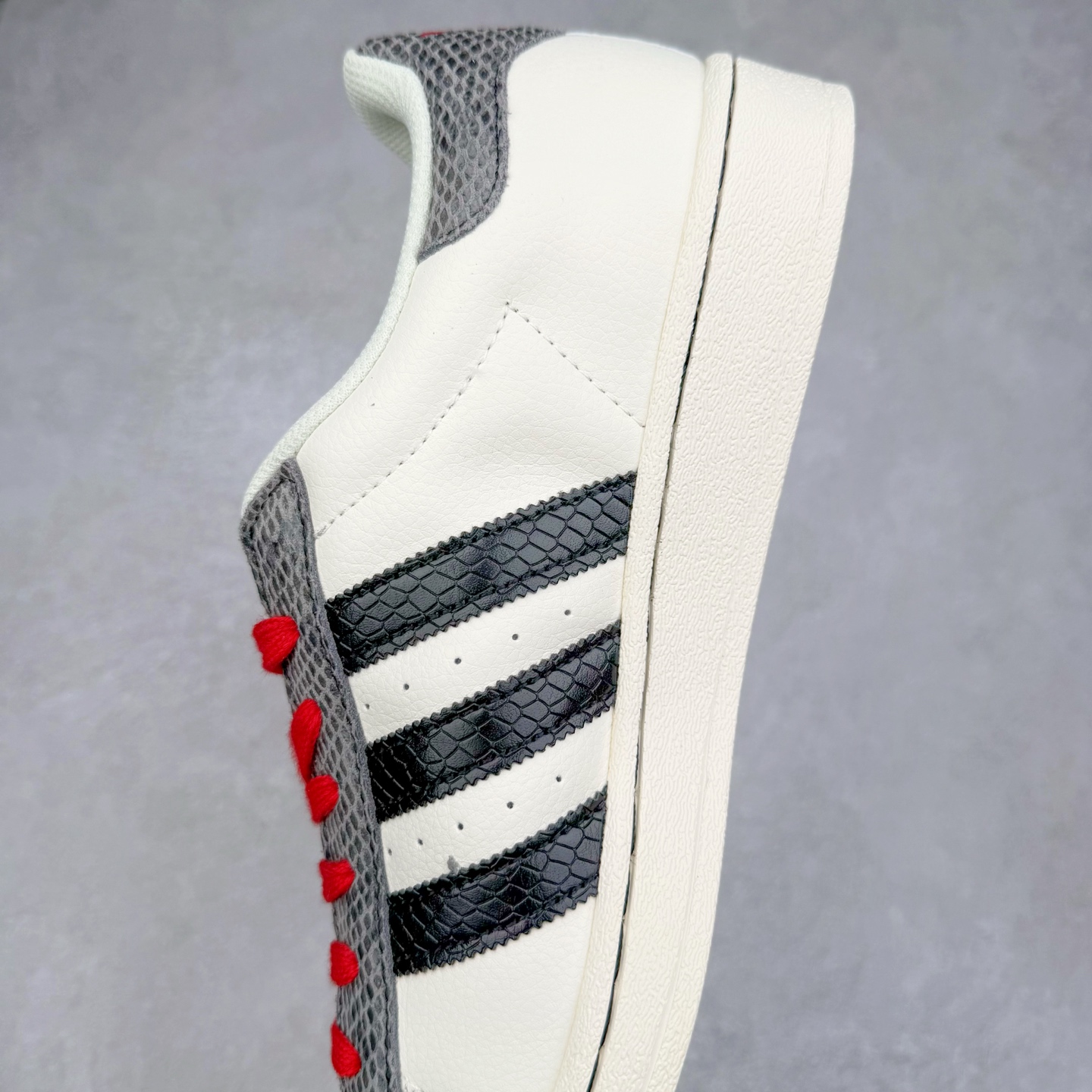 图片[7]-AD Originals Superstar 经典复古贝壳头板鞋 诞生于1969年 是第一双将全皮面鞋 身与橡胶鞋头结合在一起的低帮篮球鞋 Superstar最开始 是作为高帮篮球鞋Pro Model的低帮版本而出现的 但因为其独特和醒目的橡胶鞋头造型而让大家熟知 被大家形象地称为\\\”shelltoe\\\”贝壳头 在70年代的美国职业篮球场上 接近3/4的NBA球员都将这双Superstar作为场上用鞋 80年代之后 经过不断的改良和发展 Superstar逐渐成为横跨时装、音乐、街头文化、休闲和运动等各大领域的时尚潮鞋 尺码：36 36.5 37 38 38.5 39 40 40.5 41 42 42.5 43 44 44.5 45-选品中心