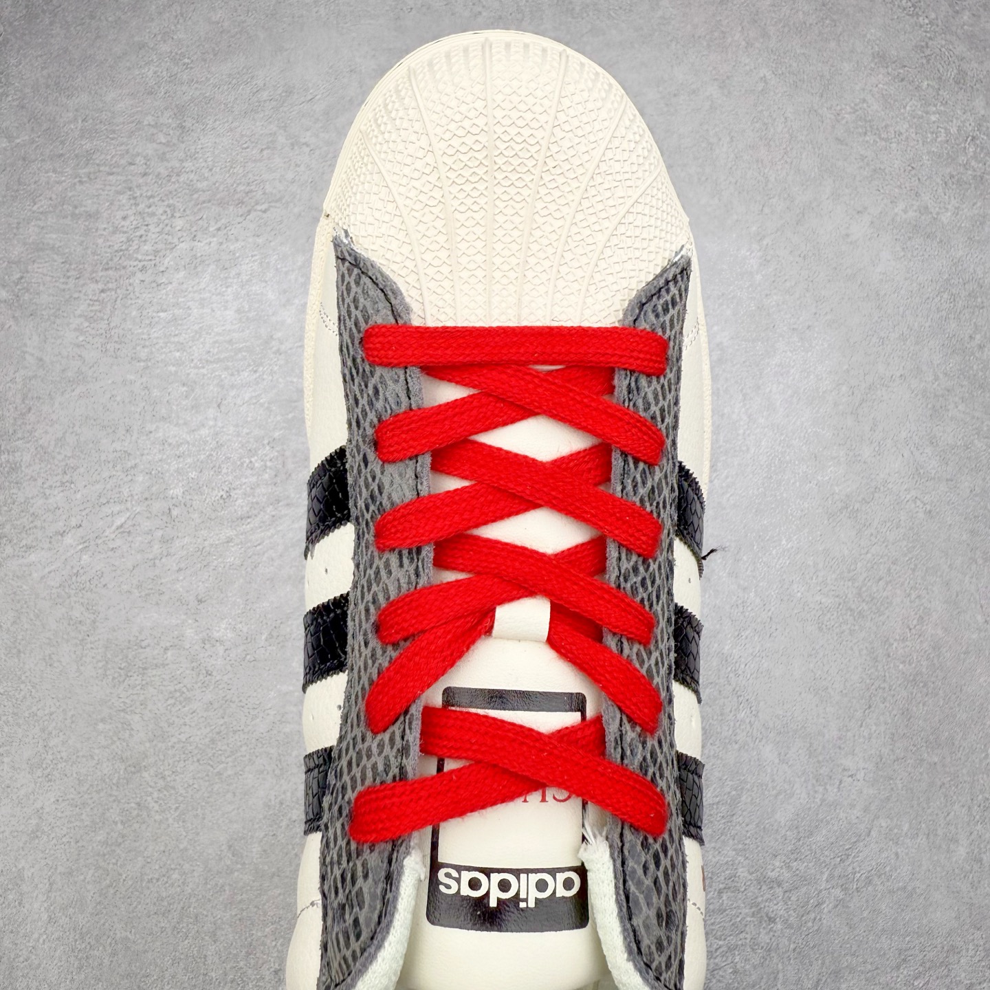 图片[4]-AD Originals Superstar 经典复古贝壳头板鞋 诞生于1969年 是第一双将全皮面鞋 身与橡胶鞋头结合在一起的低帮篮球鞋 Superstar最开始 是作为高帮篮球鞋Pro Model的低帮版本而出现的 但因为其独特和醒目的橡胶鞋头造型而让大家熟知 被大家形象地称为\\\”shelltoe\\\”贝壳头 在70年代的美国职业篮球场上 接近3/4的NBA球员都将这双Superstar作为场上用鞋 80年代之后 经过不断的改良和发展 Superstar逐渐成为横跨时装、音乐、街头文化、休闲和运动等各大领域的时尚潮鞋 尺码：36 36.5 37 38 38.5 39 40 40.5 41 42 42.5 43 44 44.5 45-选品中心