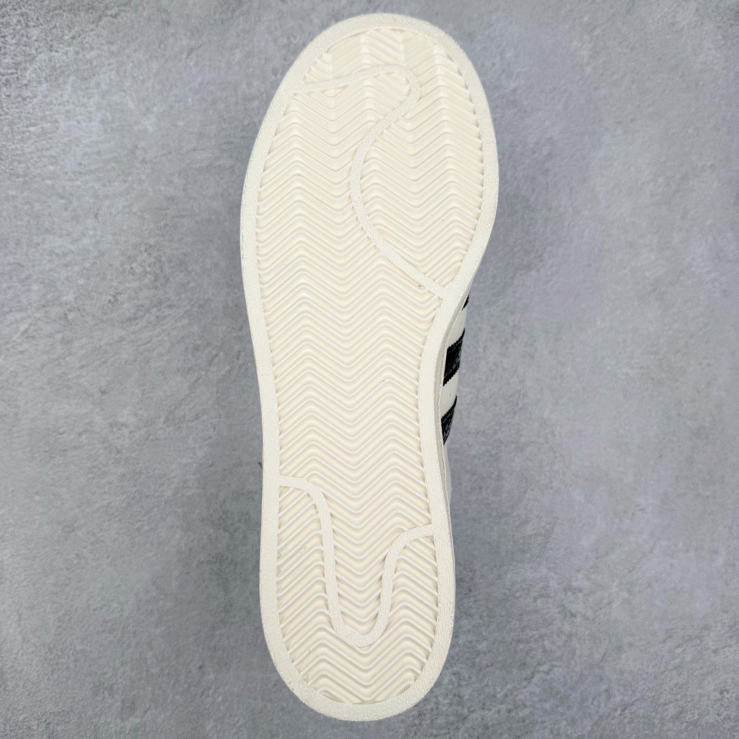 图片[9]-AD Originals Superstar 经典复古贝壳头板鞋 诞生于1969年 是第一双将全皮面鞋 身与橡胶鞋头结合在一起的低帮篮球鞋 Superstar最开始 是作为高帮篮球鞋Pro Model的低帮版本而出现的 但因为其独特和醒目的橡胶鞋头造型而让大家熟知 被大家形象地称为\\\”shelltoe\\\”贝壳头 在70年代的美国职业篮球场上 接近3/4的NBA球员都将这双Superstar作为场上用鞋 80年代之后 经过不断的改良和发展 Superstar逐渐成为横跨时装、音乐、街头文化、休闲和运动等各大领域的时尚潮鞋 尺码：36 36.5 37 38 38.5 39 40 40.5 41 42 42.5 43 44 44.5 45-选品中心