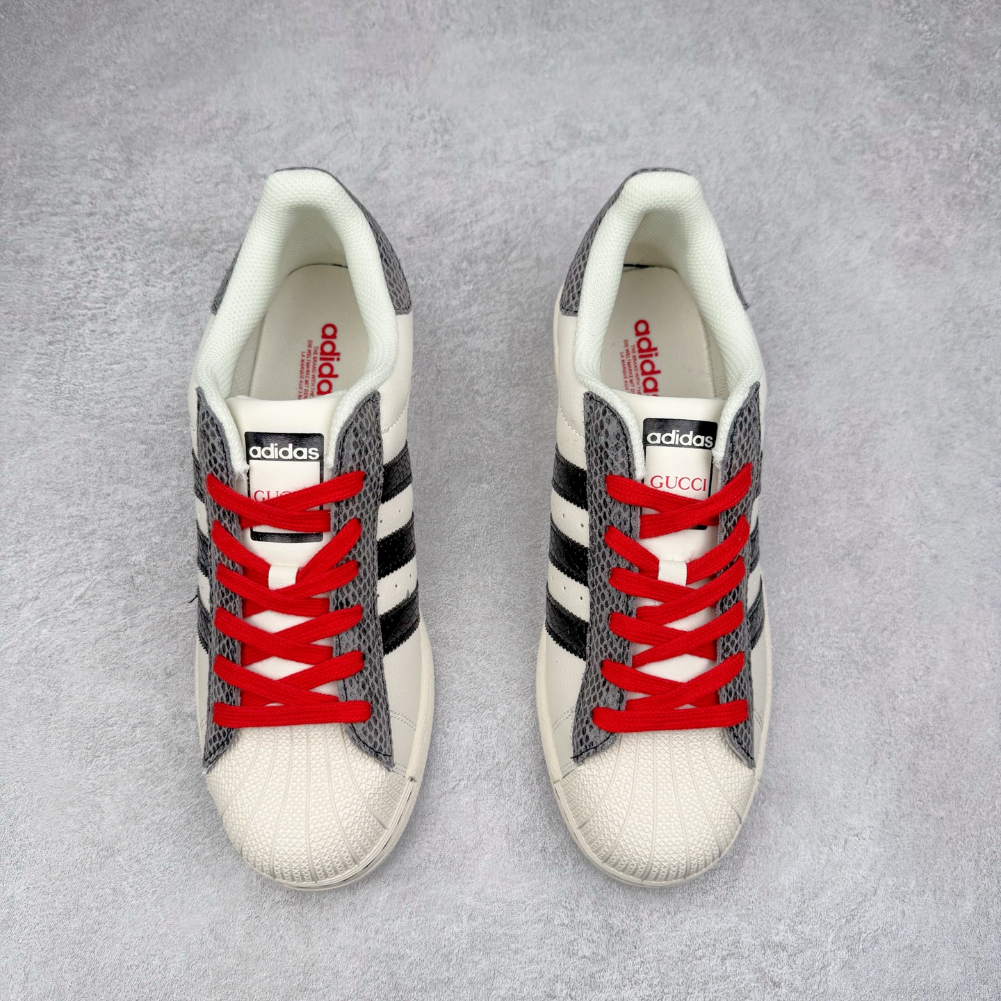 图片[2]-AD Originals Superstar 经典复古贝壳头板鞋 诞生于1969年 是第一双将全皮面鞋 身与橡胶鞋头结合在一起的低帮篮球鞋 Superstar最开始 是作为高帮篮球鞋Pro Model的低帮版本而出现的 但因为其独特和醒目的橡胶鞋头造型而让大家熟知 被大家形象地称为\\\”shelltoe\\\”贝壳头 在70年代的美国职业篮球场上 接近3/4的NBA球员都将这双Superstar作为场上用鞋 80年代之后 经过不断的改良和发展 Superstar逐渐成为横跨时装、音乐、街头文化、休闲和运动等各大领域的时尚潮鞋 尺码：36 36.5 37 38 38.5 39 40 40.5 41 42 42.5 43 44 44.5 45-选品中心