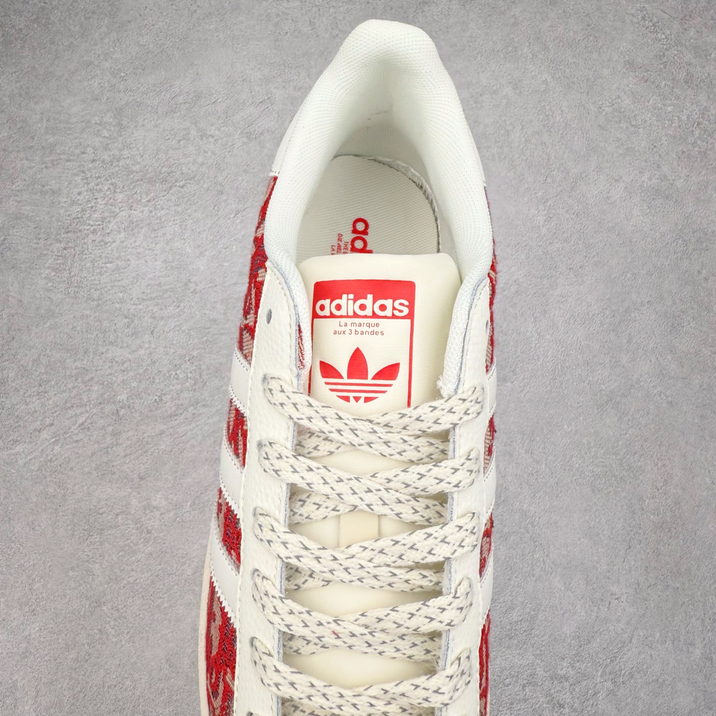 图片[5]-AD Originals Superstar 经典复古贝壳头板鞋 诞生于1969年 是第一双将全皮面鞋 身与橡胶鞋头结合在一起的低帮篮球鞋 Superstar最开始 是作为高帮篮球鞋Pro Model的低帮版本而出现的 但因为其独特和醒目的橡胶鞋头造型而让大家熟知 被大家形象地称为\\\”shelltoe\\\”贝壳头 在70年代的美国职业篮球场上 接近3/4的NBA球员都将这双Superstar作为场上用鞋 80年代之后 经过不断的改良和发展 Superstar逐渐成为横跨时装、音乐、街头文化、休闲和运动等各大领域的时尚潮鞋 尺码：36 36.5 37 38 38.5 39 40 40.5 41 42 42.5 43 44 44.5 45-选品中心