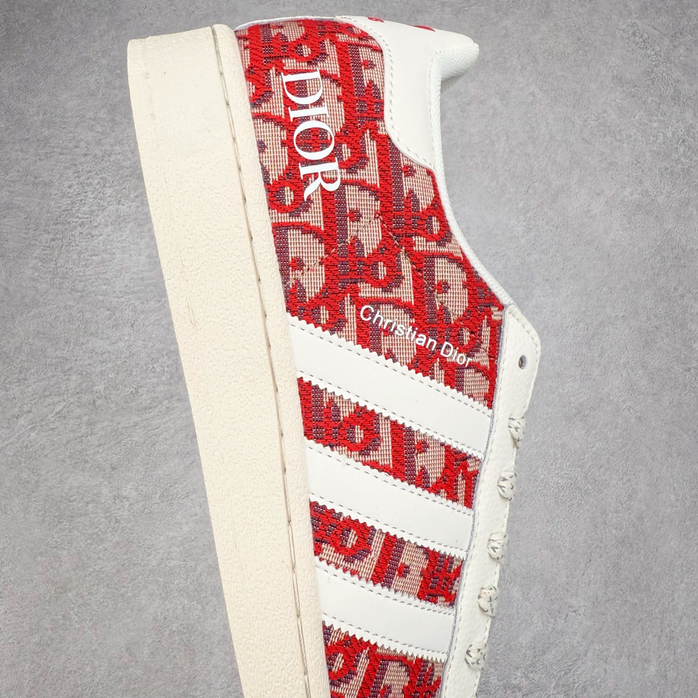 图片[6]-AD Originals Superstar 经典复古贝壳头板鞋 诞生于1969年 是第一双将全皮面鞋 身与橡胶鞋头结合在一起的低帮篮球鞋 Superstar最开始 是作为高帮篮球鞋Pro Model的低帮版本而出现的 但因为其独特和醒目的橡胶鞋头造型而让大家熟知 被大家形象地称为\\\”shelltoe\\\”贝壳头 在70年代的美国职业篮球场上 接近3/4的NBA球员都将这双Superstar作为场上用鞋 80年代之后 经过不断的改良和发展 Superstar逐渐成为横跨时装、音乐、街头文化、休闲和运动等各大领域的时尚潮鞋 尺码：36 36.5 37 38 38.5 39 40 40.5 41 42 42.5 43 44 44.5 45-选品中心