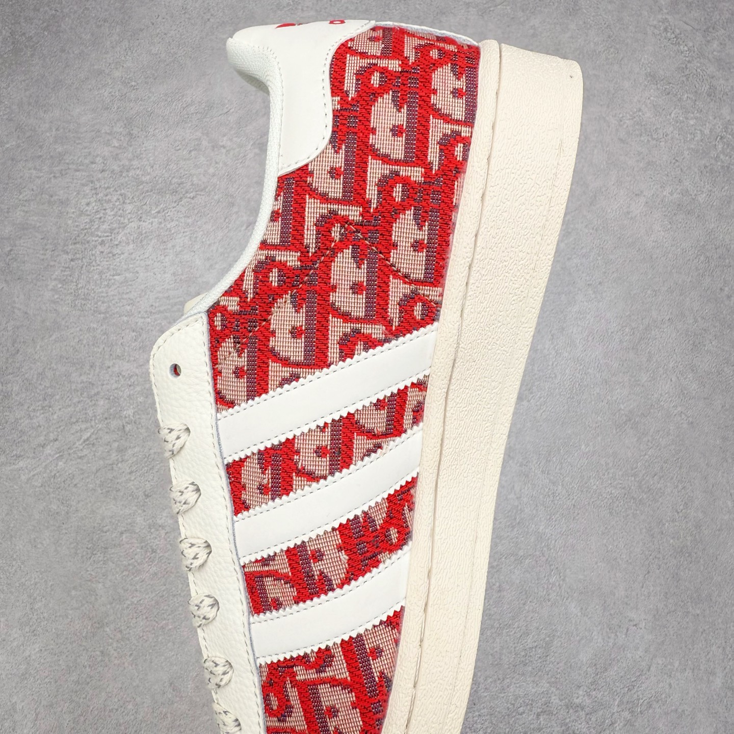 图片[7]-AD Originals Superstar 经典复古贝壳头板鞋 诞生于1969年 是第一双将全皮面鞋 身与橡胶鞋头结合在一起的低帮篮球鞋 Superstar最开始 是作为高帮篮球鞋Pro Model的低帮版本而出现的 但因为其独特和醒目的橡胶鞋头造型而让大家熟知 被大家形象地称为\\\”shelltoe\\\”贝壳头 在70年代的美国职业篮球场上 接近3/4的NBA球员都将这双Superstar作为场上用鞋 80年代之后 经过不断的改良和发展 Superstar逐渐成为横跨时装、音乐、街头文化、休闲和运动等各大领域的时尚潮鞋 尺码：36 36.5 37 38 38.5 39 40 40.5 41 42 42.5 43 44 44.5 45-选品中心