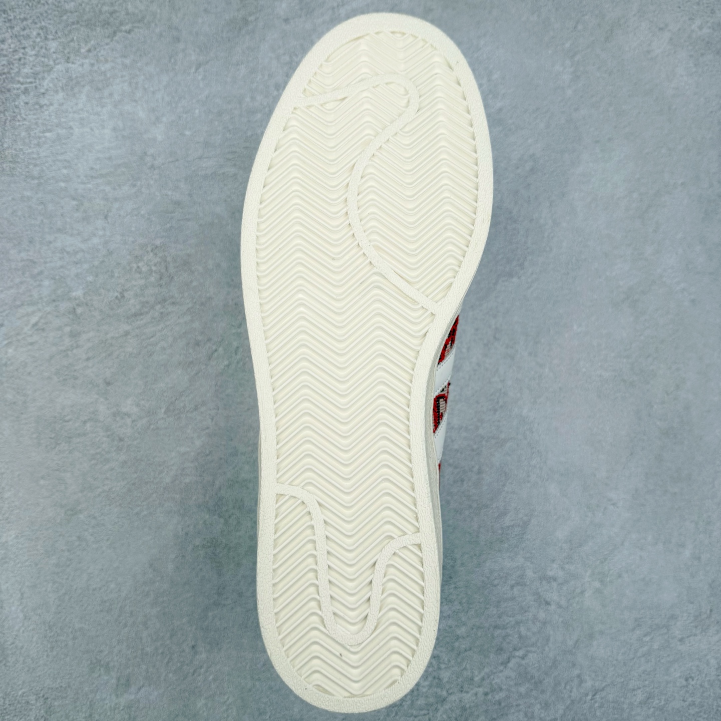 图片[9]-AD Originals Superstar 经典复古贝壳头板鞋 诞生于1969年 是第一双将全皮面鞋 身与橡胶鞋头结合在一起的低帮篮球鞋 Superstar最开始 是作为高帮篮球鞋Pro Model的低帮版本而出现的 但因为其独特和醒目的橡胶鞋头造型而让大家熟知 被大家形象地称为\\\”shelltoe\\\”贝壳头 在70年代的美国职业篮球场上 接近3/4的NBA球员都将这双Superstar作为场上用鞋 80年代之后 经过不断的改良和发展 Superstar逐渐成为横跨时装、音乐、街头文化、休闲和运动等各大领域的时尚潮鞋 尺码：36 36.5 37 38 38.5 39 40 40.5 41 42 42.5 43 44 44.5 45-选品中心