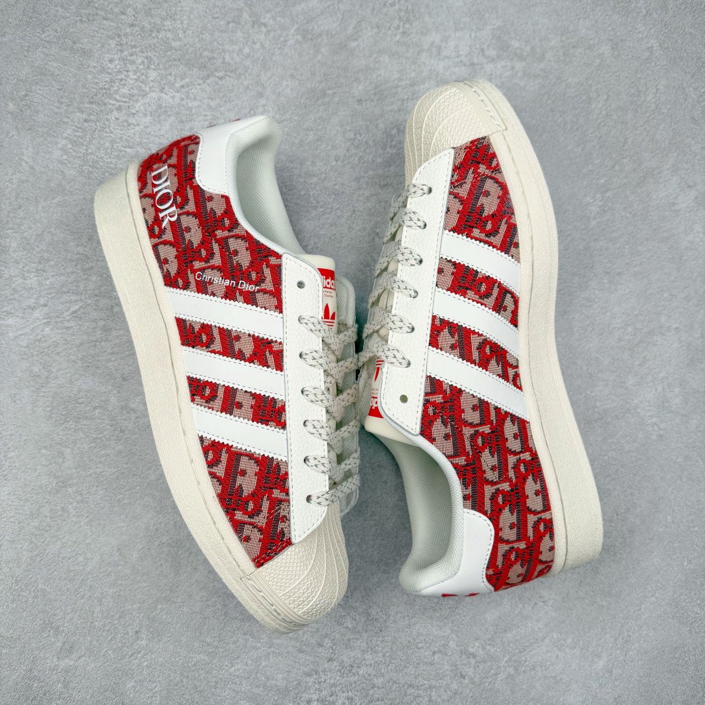 图片[3]-AD Originals Superstar 经典复古贝壳头板鞋 诞生于1969年 是第一双将全皮面鞋 身与橡胶鞋头结合在一起的低帮篮球鞋 Superstar最开始 是作为高帮篮球鞋Pro Model的低帮版本而出现的 但因为其独特和醒目的橡胶鞋头造型而让大家熟知 被大家形象地称为\\\”shelltoe\\\”贝壳头 在70年代的美国职业篮球场上 接近3/4的NBA球员都将这双Superstar作为场上用鞋 80年代之后 经过不断的改良和发展 Superstar逐渐成为横跨时装、音乐、街头文化、休闲和运动等各大领域的时尚潮鞋 尺码：36 36.5 37 38 38.5 39 40 40.5 41 42 42.5 43 44 44.5 45-选品中心