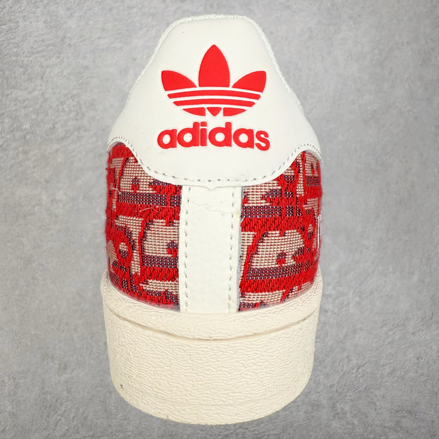 图片[8]-AD Originals Superstar 经典复古贝壳头板鞋 诞生于1969年 是第一双将全皮面鞋 身与橡胶鞋头结合在一起的低帮篮球鞋 Superstar最开始 是作为高帮篮球鞋Pro Model的低帮版本而出现的 但因为其独特和醒目的橡胶鞋头造型而让大家熟知 被大家形象地称为\\\”shelltoe\\\”贝壳头 在70年代的美国职业篮球场上 接近3/4的NBA球员都将这双Superstar作为场上用鞋 80年代之后 经过不断的改良和发展 Superstar逐渐成为横跨时装、音乐、街头文化、休闲和运动等各大领域的时尚潮鞋 尺码：36 36.5 37 38 38.5 39 40 40.5 41 42 42.5 43 44 44.5 45-选品中心