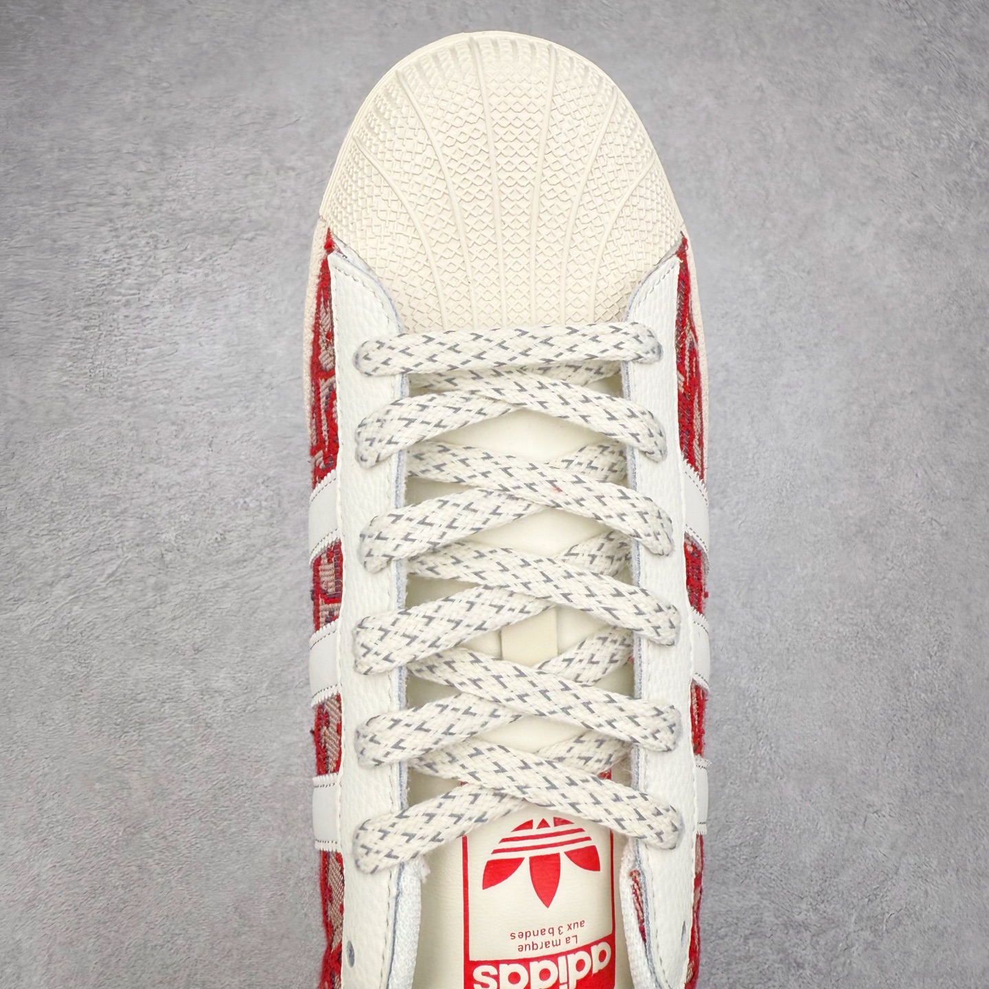 图片[4]-AD Originals Superstar 经典复古贝壳头板鞋 诞生于1969年 是第一双将全皮面鞋 身与橡胶鞋头结合在一起的低帮篮球鞋 Superstar最开始 是作为高帮篮球鞋Pro Model的低帮版本而出现的 但因为其独特和醒目的橡胶鞋头造型而让大家熟知 被大家形象地称为\\\”shelltoe\\\”贝壳头 在70年代的美国职业篮球场上 接近3/4的NBA球员都将这双Superstar作为场上用鞋 80年代之后 经过不断的改良和发展 Superstar逐渐成为横跨时装、音乐、街头文化、休闲和运动等各大领域的时尚潮鞋 尺码：36 36.5 37 38 38.5 39 40 40.5 41 42 42.5 43 44 44.5 45-选品中心