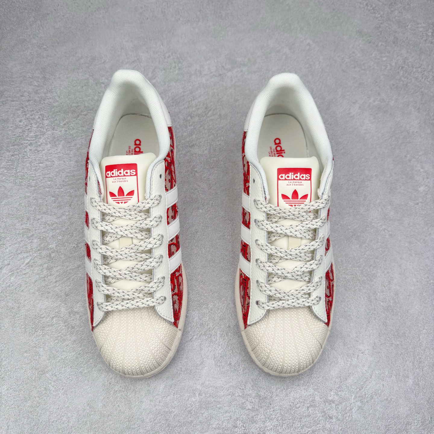 图片[2]-AD Originals Superstar 经典复古贝壳头板鞋 诞生于1969年 是第一双将全皮面鞋 身与橡胶鞋头结合在一起的低帮篮球鞋 Superstar最开始 是作为高帮篮球鞋Pro Model的低帮版本而出现的 但因为其独特和醒目的橡胶鞋头造型而让大家熟知 被大家形象地称为\\\”shelltoe\\\”贝壳头 在70年代的美国职业篮球场上 接近3/4的NBA球员都将这双Superstar作为场上用鞋 80年代之后 经过不断的改良和发展 Superstar逐渐成为横跨时装、音乐、街头文化、休闲和运动等各大领域的时尚潮鞋 尺码：36 36.5 37 38 38.5 39 40 40.5 41 42 42.5 43 44 44.5 45-选品中心