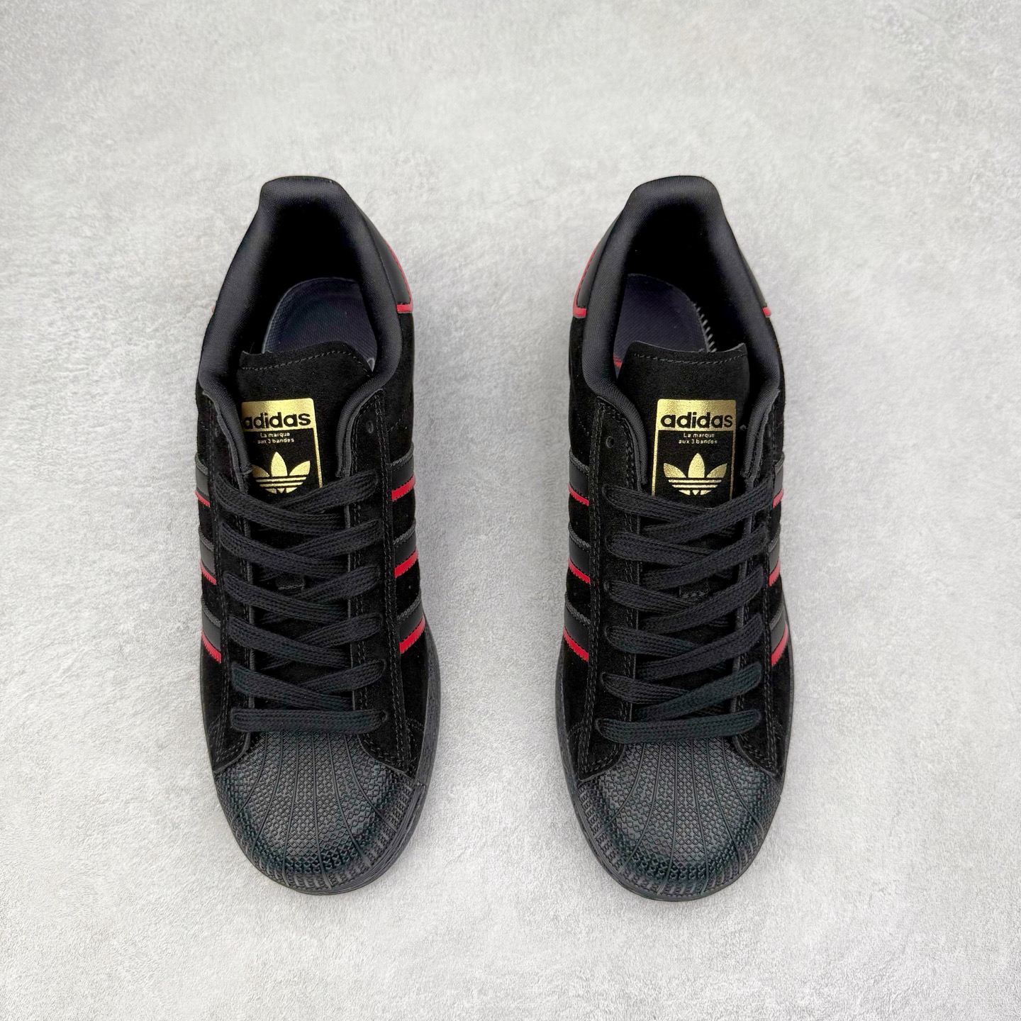 图片[2]-AD Originals Superstar 经典复古贝壳头板鞋 JQ8749 诞生于1969年 是第一双将全皮面鞋 身与橡胶鞋头结合在一起的低帮篮球鞋 Superstar最开始 是作为高帮篮球鞋Pro Model的低帮版本而出现的 但因为其独特和醒目的橡胶鞋头造型而让大家熟知 被大家形象地称为\\\”shelltoe\\\”贝壳头 在70年代的美国职业篮球场上 接近3/4的NBA球员都将这双Superstar作为场上用鞋 80年代之后 经过不断的改良和发展 Superstar逐渐成为横跨时装、音乐、街头文化、休闲和运动等各大领域的时尚潮鞋 尺码：36 36.5 37 38 38.5 39 40 40.5 41 42 42.5 43 44 44.5 45-选品中心