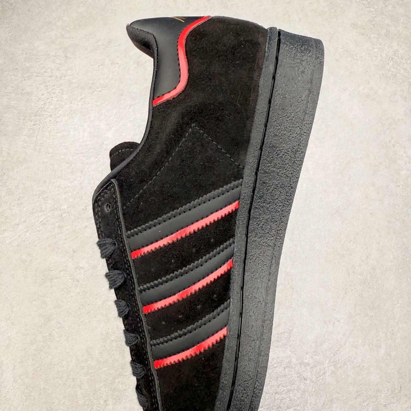 图片[7]-AD Originals Superstar 经典复古贝壳头板鞋 JQ8749 诞生于1969年 是第一双将全皮面鞋 身与橡胶鞋头结合在一起的低帮篮球鞋 Superstar最开始 是作为高帮篮球鞋Pro Model的低帮版本而出现的 但因为其独特和醒目的橡胶鞋头造型而让大家熟知 被大家形象地称为\\\”shelltoe\\\”贝壳头 在70年代的美国职业篮球场上 接近3/4的NBA球员都将这双Superstar作为场上用鞋 80年代之后 经过不断的改良和发展 Superstar逐渐成为横跨时装、音乐、街头文化、休闲和运动等各大领域的时尚潮鞋 尺码：36 36.5 37 38 38.5 39 40 40.5 41 42 42.5 43 44 44.5 45-选品中心