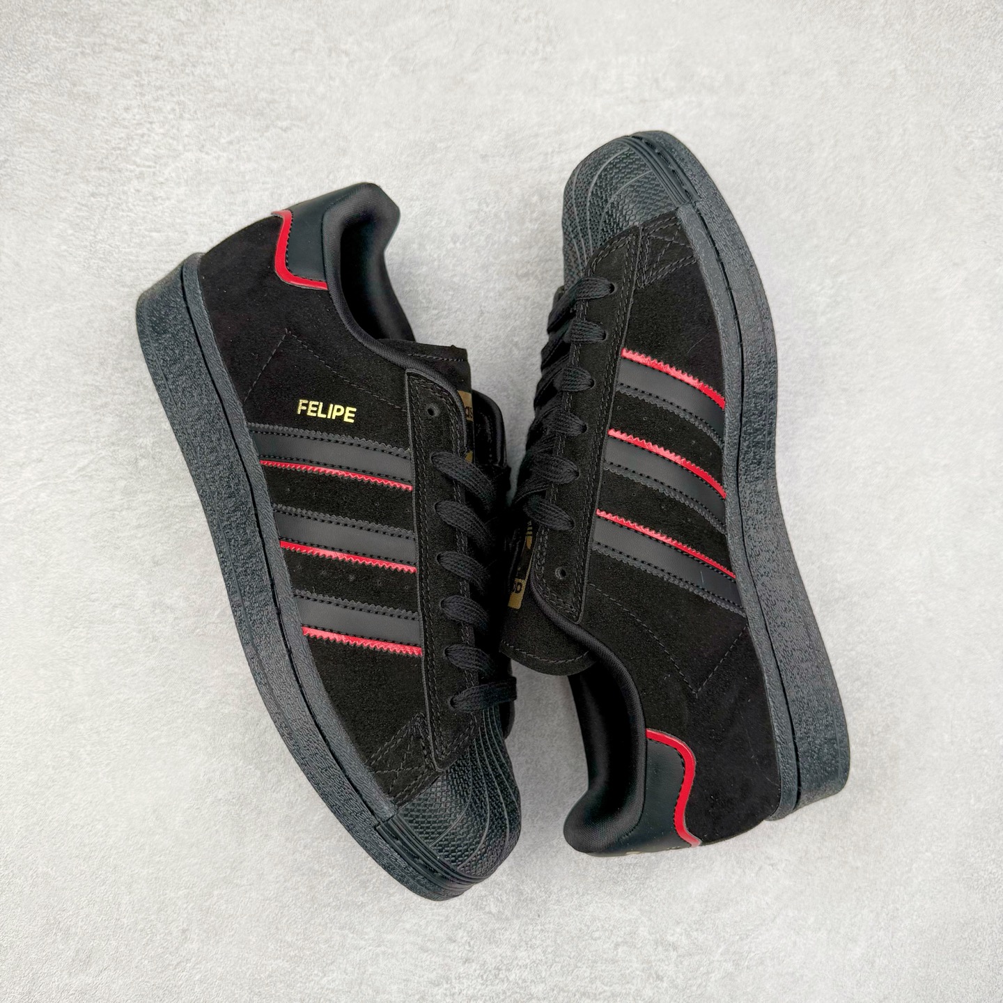 图片[3]-AD Originals Superstar 经典复古贝壳头板鞋 JQ8749 诞生于1969年 是第一双将全皮面鞋 身与橡胶鞋头结合在一起的低帮篮球鞋 Superstar最开始 是作为高帮篮球鞋Pro Model的低帮版本而出现的 但因为其独特和醒目的橡胶鞋头造型而让大家熟知 被大家形象地称为\\\”shelltoe\\\”贝壳头 在70年代的美国职业篮球场上 接近3/4的NBA球员都将这双Superstar作为场上用鞋 80年代之后 经过不断的改良和发展 Superstar逐渐成为横跨时装、音乐、街头文化、休闲和运动等各大领域的时尚潮鞋 尺码：36 36.5 37 38 38.5 39 40 40.5 41 42 42.5 43 44 44.5 45-选品中心