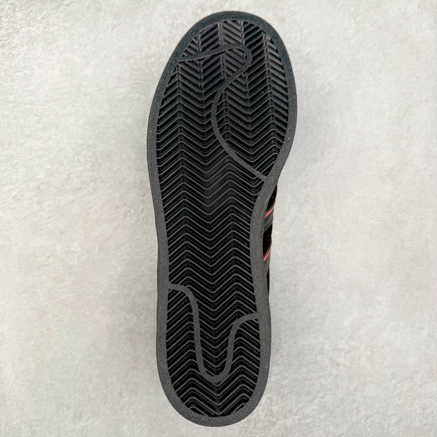 图片[9]-AD Originals Superstar 经典复古贝壳头板鞋 JQ8749 诞生于1969年 是第一双将全皮面鞋 身与橡胶鞋头结合在一起的低帮篮球鞋 Superstar最开始 是作为高帮篮球鞋Pro Model的低帮版本而出现的 但因为其独特和醒目的橡胶鞋头造型而让大家熟知 被大家形象地称为\\\”shelltoe\\\”贝壳头 在70年代的美国职业篮球场上 接近3/4的NBA球员都将这双Superstar作为场上用鞋 80年代之后 经过不断的改良和发展 Superstar逐渐成为横跨时装、音乐、街头文化、休闲和运动等各大领域的时尚潮鞋 尺码：36 36.5 37 38 38.5 39 40 40.5 41 42 42.5 43 44 44.5 45-选品中心