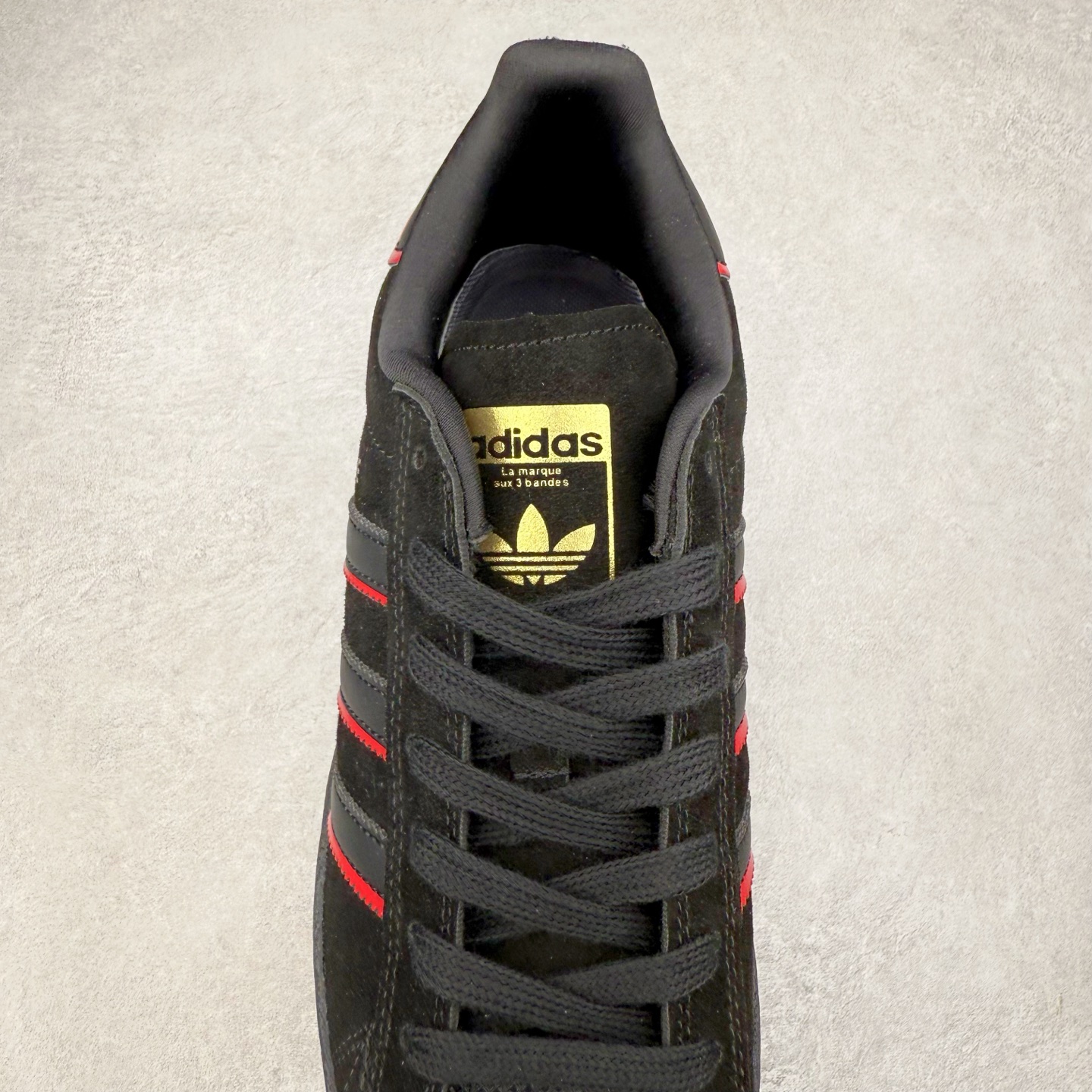 图片[5]-AD Originals Superstar 经典复古贝壳头板鞋 JQ8749 诞生于1969年 是第一双将全皮面鞋 身与橡胶鞋头结合在一起的低帮篮球鞋 Superstar最开始 是作为高帮篮球鞋Pro Model的低帮版本而出现的 但因为其独特和醒目的橡胶鞋头造型而让大家熟知 被大家形象地称为\\\”shelltoe\\\”贝壳头 在70年代的美国职业篮球场上 接近3/4的NBA球员都将这双Superstar作为场上用鞋 80年代之后 经过不断的改良和发展 Superstar逐渐成为横跨时装、音乐、街头文化、休闲和运动等各大领域的时尚潮鞋 尺码：36 36.5 37 38 38.5 39 40 40.5 41 42 42.5 43 44 44.5 45-选品中心