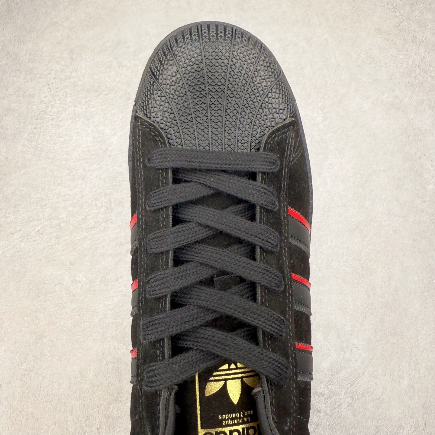 图片[4]-AD Originals Superstar 经典复古贝壳头板鞋 JQ8749 诞生于1969年 是第一双将全皮面鞋 身与橡胶鞋头结合在一起的低帮篮球鞋 Superstar最开始 是作为高帮篮球鞋Pro Model的低帮版本而出现的 但因为其独特和醒目的橡胶鞋头造型而让大家熟知 被大家形象地称为\\\”shelltoe\\\”贝壳头 在70年代的美国职业篮球场上 接近3/4的NBA球员都将这双Superstar作为场上用鞋 80年代之后 经过不断的改良和发展 Superstar逐渐成为横跨时装、音乐、街头文化、休闲和运动等各大领域的时尚潮鞋 尺码：36 36.5 37 38 38.5 39 40 40.5 41 42 42.5 43 44 44.5 45-选品中心