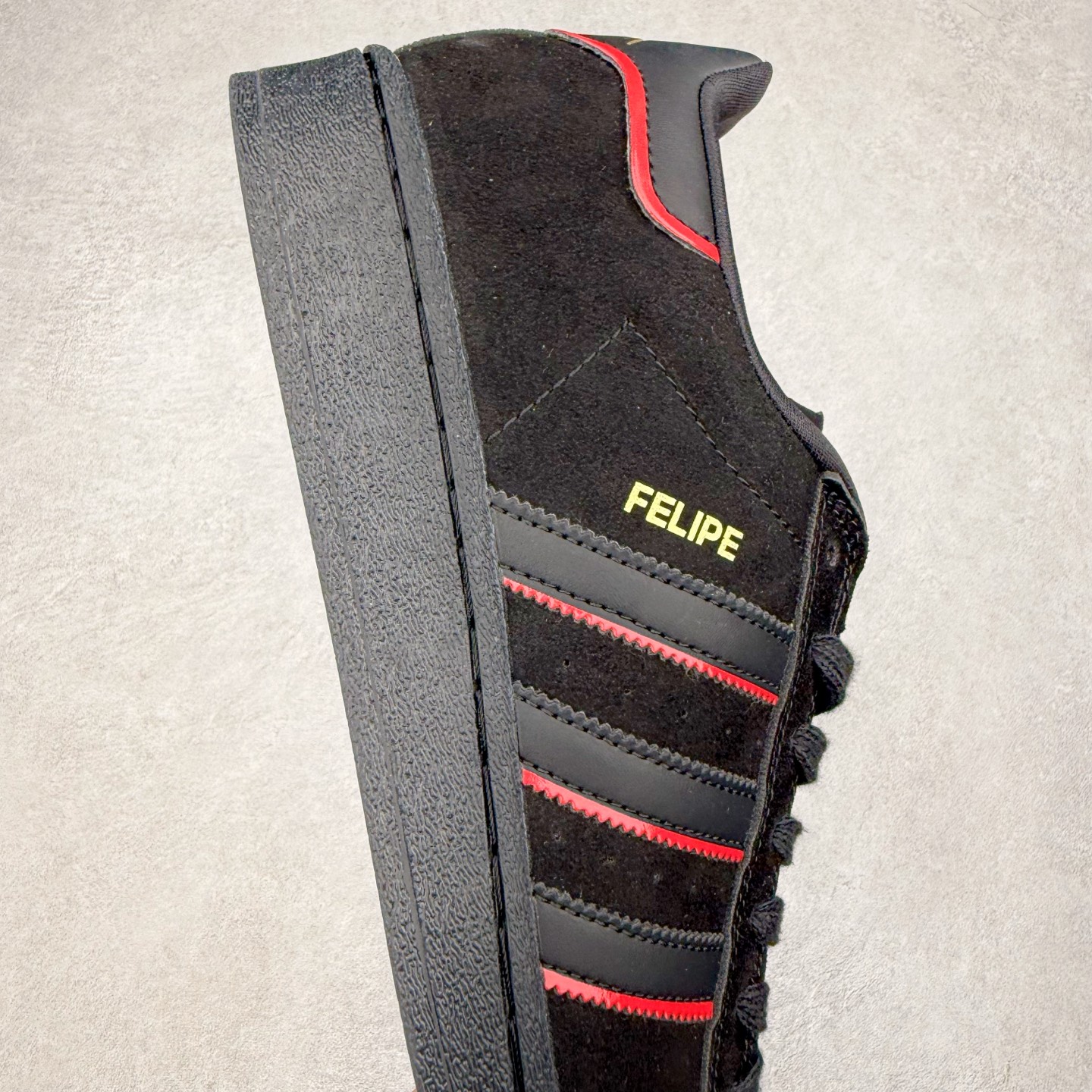 图片[6]-AD Originals Superstar 经典复古贝壳头板鞋 JQ8749 诞生于1969年 是第一双将全皮面鞋 身与橡胶鞋头结合在一起的低帮篮球鞋 Superstar最开始 是作为高帮篮球鞋Pro Model的低帮版本而出现的 但因为其独特和醒目的橡胶鞋头造型而让大家熟知 被大家形象地称为\\\”shelltoe\\\”贝壳头 在70年代的美国职业篮球场上 接近3/4的NBA球员都将这双Superstar作为场上用鞋 80年代之后 经过不断的改良和发展 Superstar逐渐成为横跨时装、音乐、街头文化、休闲和运动等各大领域的时尚潮鞋 尺码：36 36.5 37 38 38.5 39 40 40.5 41 42 42.5 43 44 44.5 45-选品中心