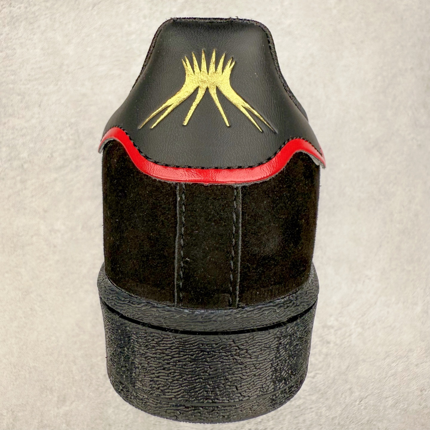 图片[8]-AD Originals Superstar 经典复古贝壳头板鞋 JQ8749 诞生于1969年 是第一双将全皮面鞋 身与橡胶鞋头结合在一起的低帮篮球鞋 Superstar最开始 是作为高帮篮球鞋Pro Model的低帮版本而出现的 但因为其独特和醒目的橡胶鞋头造型而让大家熟知 被大家形象地称为\\\”shelltoe\\\”贝壳头 在70年代的美国职业篮球场上 接近3/4的NBA球员都将这双Superstar作为场上用鞋 80年代之后 经过不断的改良和发展 Superstar逐渐成为横跨时装、音乐、街头文化、休闲和运动等各大领域的时尚潮鞋 尺码：36 36.5 37 38 38.5 39 40 40.5 41 42 42.5 43 44 44.5 45-选品中心