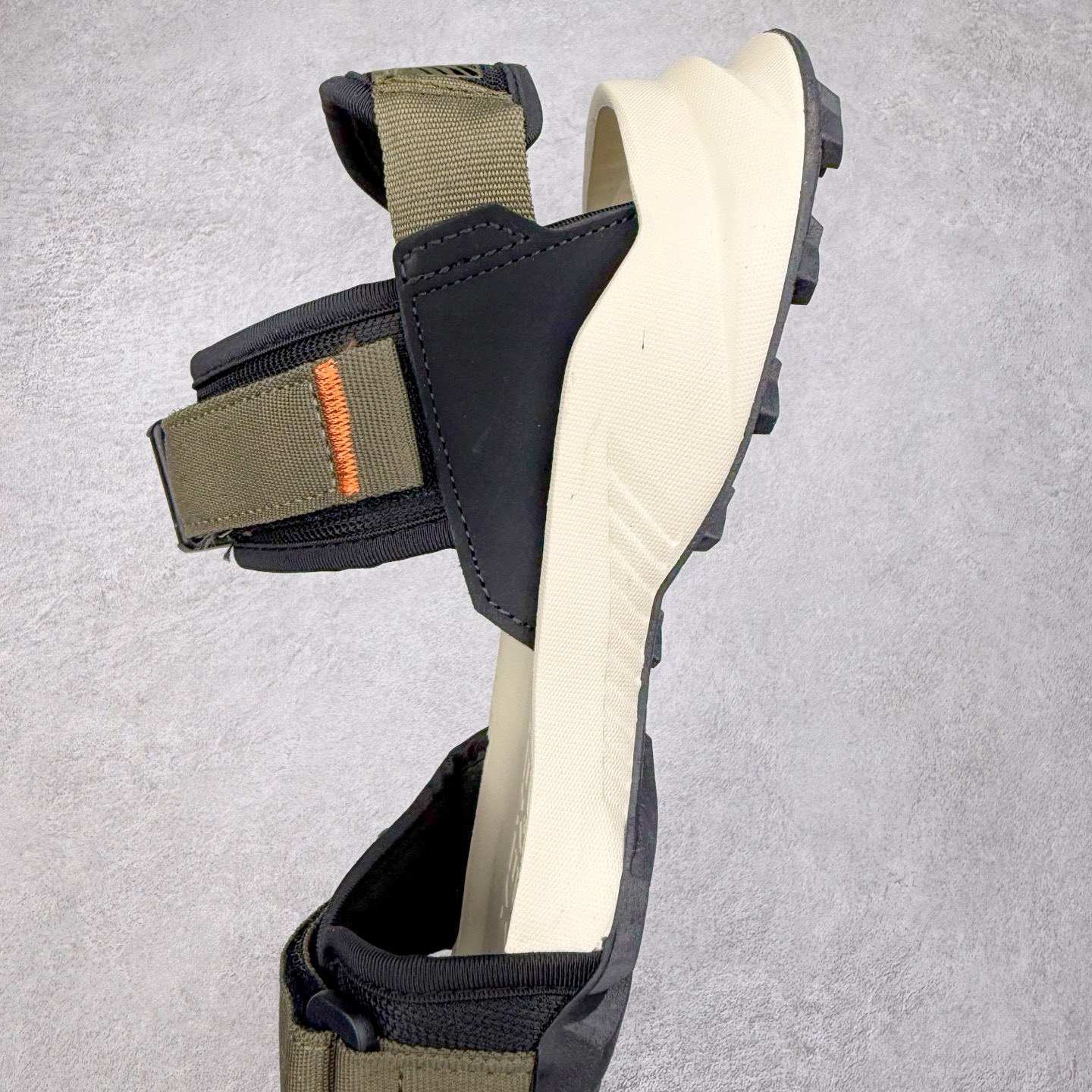 图片[7]-AD Terrex Hydroterra 休闲舒适沙滩凉鞋 adidas（阿迪达斯）是一家世界知名的体育用品和服装品牌，成立于1949年，总部位于德国。原本阿道夫•达斯勒和他的兄弟鲁道夫•达斯勒一起经营着一家鞋厂，专门生产和销售运动鞋。由于兄弟俩在经营理念和方向上的分歧，阿道夫•达斯勒在1949年以自己的名字\\\”Adi\\\”和姓氏\\\”Das\\\”来命名，创立了adidas。哥哥鲁道夫•达斯勒则开设了运动品牌puma。adidas从成立之初就致力于为运动员提供优质的运动产品和创新的技术。品牌不断推出创新的运动鞋和服装，以满足运动员在各种运动场合中的需求。adidas的产品涵盖了跑步、足球、篮球、网球等多个运动领域，成为众多专业和业余运动员的首选。时至今日，阿迪达斯已经成为众多运动明星及时尚人士的宠儿。 多款鞋子因为其款式经典，时尚百搭，一直为大众所喜爱。实拍调校N版已经零色差零失真 百分百还原实物色彩所见即所得 不存在货不对板色差等低级问题 选购参考实物拍摄 不混卖不参货 只用心做好货严格选品 承诺混一赔十 尺码：36 36.5 37.5 38 38.5 39 40 40.5 41 42 42.5 43 44 44.5 45-选品中心