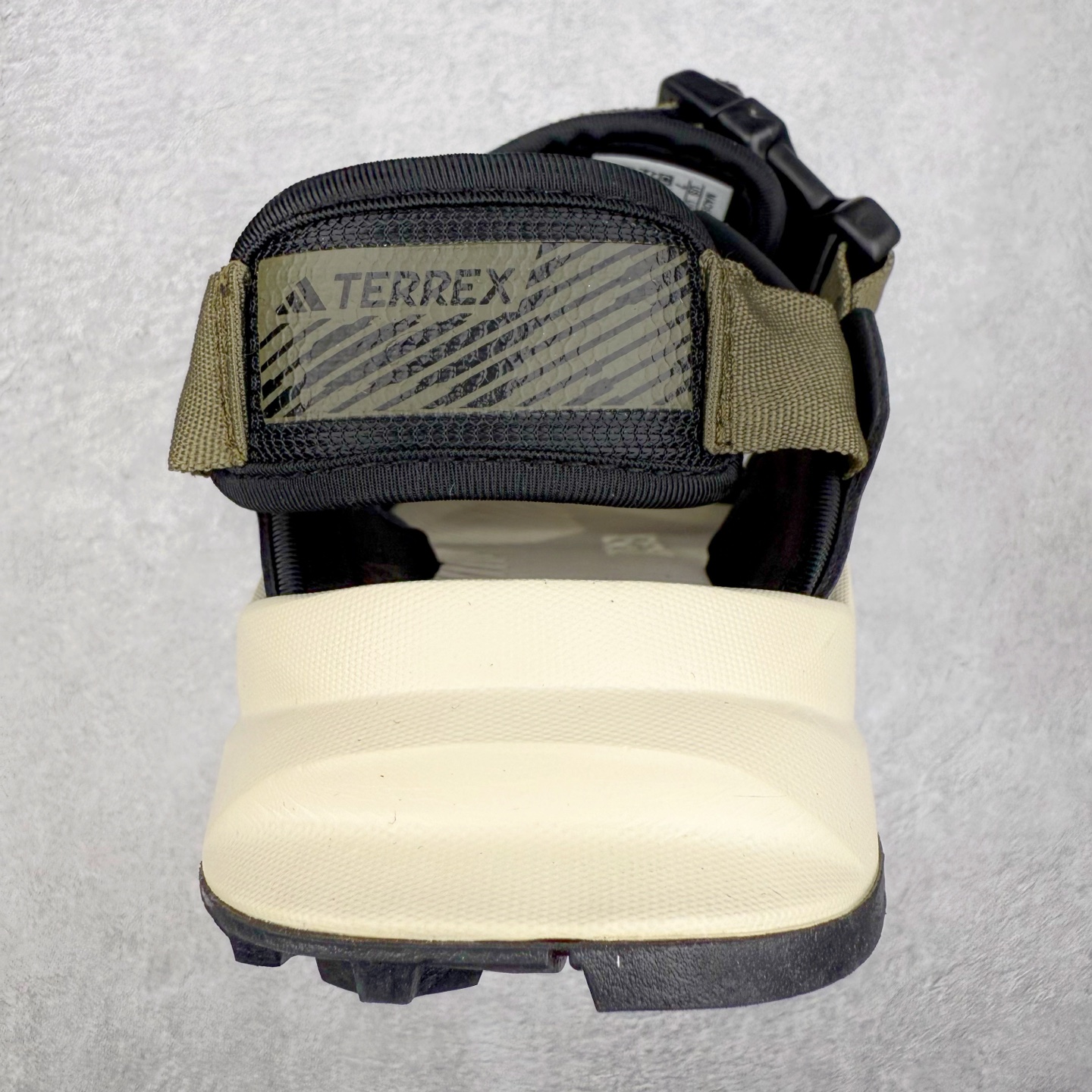 图片[8]-AD Terrex Hydroterra 休闲舒适沙滩凉鞋 adidas（阿迪达斯）是一家世界知名的体育用品和服装品牌，成立于1949年，总部位于德国。原本阿道夫•达斯勒和他的兄弟鲁道夫•达斯勒一起经营着一家鞋厂，专门生产和销售运动鞋。由于兄弟俩在经营理念和方向上的分歧，阿道夫•达斯勒在1949年以自己的名字\\\”Adi\\\”和姓氏\\\”Das\\\”来命名，创立了adidas。哥哥鲁道夫•达斯勒则开设了运动品牌puma。adidas从成立之初就致力于为运动员提供优质的运动产品和创新的技术。品牌不断推出创新的运动鞋和服装，以满足运动员在各种运动场合中的需求。adidas的产品涵盖了跑步、足球、篮球、网球等多个运动领域，成为众多专业和业余运动员的首选。时至今日，阿迪达斯已经成为众多运动明星及时尚人士的宠儿。 多款鞋子因为其款式经典，时尚百搭，一直为大众所喜爱。实拍调校N版已经零色差零失真 百分百还原实物色彩所见即所得 不存在货不对板色差等低级问题 选购参考实物拍摄 不混卖不参货 只用心做好货严格选品 承诺混一赔十 尺码：36 36.5 37.5 38 38.5 39 40 40.5 41 42 42.5 43 44 44.5 45-选品中心