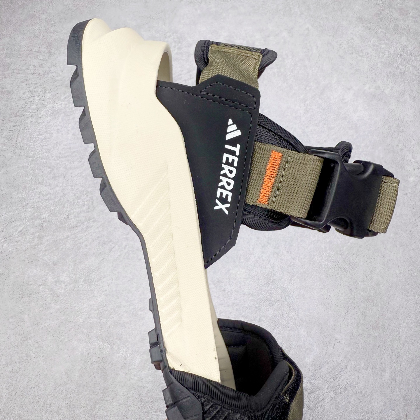 图片[6]-AD Terrex Hydroterra 休闲舒适沙滩凉鞋 adidas（阿迪达斯）是一家世界知名的体育用品和服装品牌，成立于1949年，总部位于德国。原本阿道夫•达斯勒和他的兄弟鲁道夫•达斯勒一起经营着一家鞋厂，专门生产和销售运动鞋。由于兄弟俩在经营理念和方向上的分歧，阿道夫•达斯勒在1949年以自己的名字\\\”Adi\\\”和姓氏\\\”Das\\\”来命名，创立了adidas。哥哥鲁道夫•达斯勒则开设了运动品牌puma。adidas从成立之初就致力于为运动员提供优质的运动产品和创新的技术。品牌不断推出创新的运动鞋和服装，以满足运动员在各种运动场合中的需求。adidas的产品涵盖了跑步、足球、篮球、网球等多个运动领域，成为众多专业和业余运动员的首选。时至今日，阿迪达斯已经成为众多运动明星及时尚人士的宠儿。 多款鞋子因为其款式经典，时尚百搭，一直为大众所喜爱。实拍调校N版已经零色差零失真 百分百还原实物色彩所见即所得 不存在货不对板色差等低级问题 选购参考实物拍摄 不混卖不参货 只用心做好货严格选品 承诺混一赔十 尺码：36 36.5 37.5 38 38.5 39 40 40.5 41 42 42.5 43 44 44.5 45-选品中心