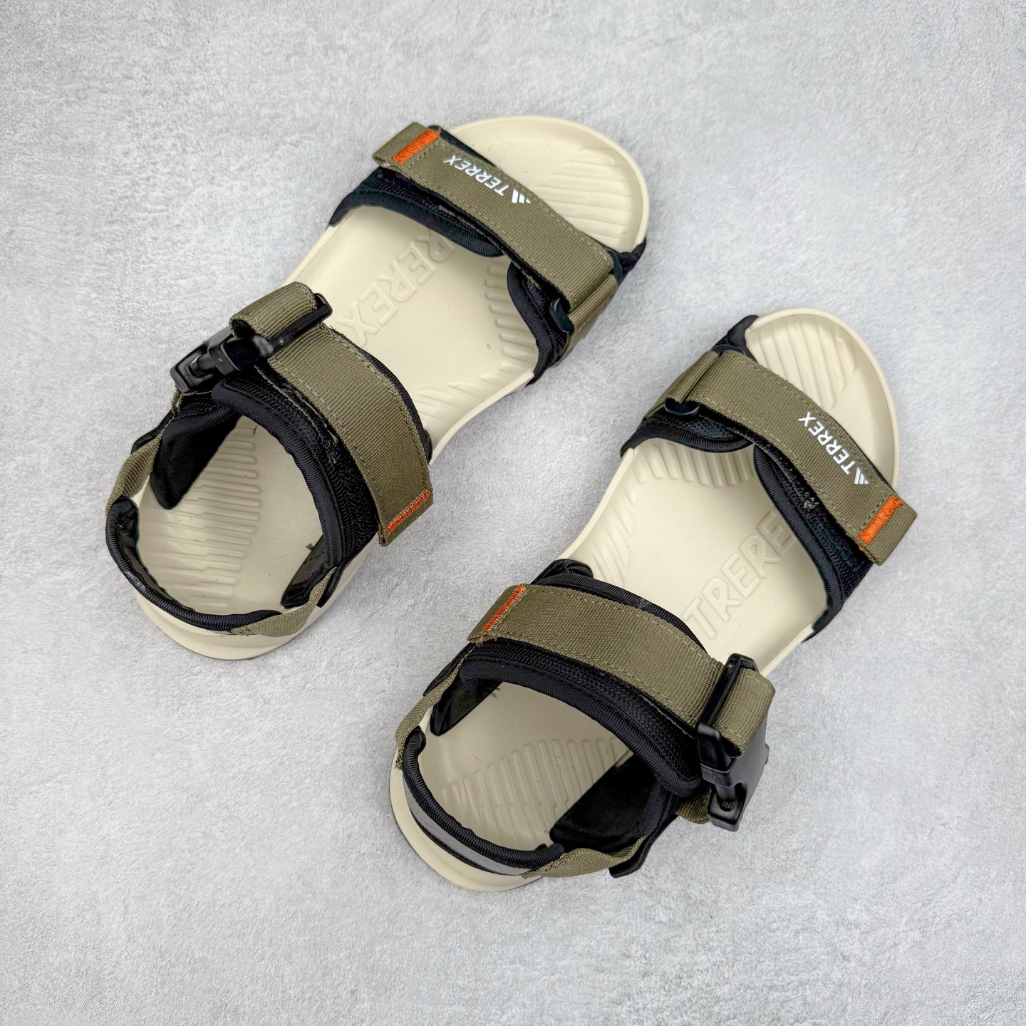 图片[3]-AD Terrex Hydroterra 休闲舒适沙滩凉鞋 adidas（阿迪达斯）是一家世界知名的体育用品和服装品牌，成立于1949年，总部位于德国。原本阿道夫•达斯勒和他的兄弟鲁道夫•达斯勒一起经营着一家鞋厂，专门生产和销售运动鞋。由于兄弟俩在经营理念和方向上的分歧，阿道夫•达斯勒在1949年以自己的名字\\\”Adi\\\”和姓氏\\\”Das\\\”来命名，创立了adidas。哥哥鲁道夫•达斯勒则开设了运动品牌puma。adidas从成立之初就致力于为运动员提供优质的运动产品和创新的技术。品牌不断推出创新的运动鞋和服装，以满足运动员在各种运动场合中的需求。adidas的产品涵盖了跑步、足球、篮球、网球等多个运动领域，成为众多专业和业余运动员的首选。时至今日，阿迪达斯已经成为众多运动明星及时尚人士的宠儿。 多款鞋子因为其款式经典，时尚百搭，一直为大众所喜爱。实拍调校N版已经零色差零失真 百分百还原实物色彩所见即所得 不存在货不对板色差等低级问题 选购参考实物拍摄 不混卖不参货 只用心做好货严格选品 承诺混一赔十 尺码：36 36.5 37.5 38 38.5 39 40 40.5 41 42 42.5 43 44 44.5 45-选品中心