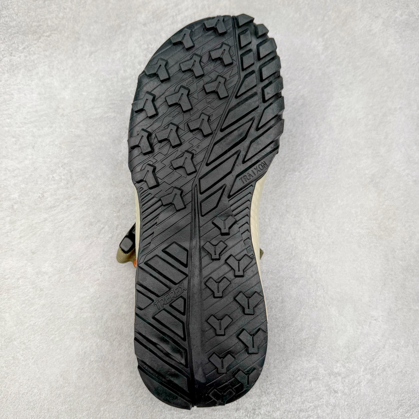 图片[9]-AD Terrex Hydroterra 休闲舒适沙滩凉鞋 adidas（阿迪达斯）是一家世界知名的体育用品和服装品牌，成立于1949年，总部位于德国。原本阿道夫•达斯勒和他的兄弟鲁道夫•达斯勒一起经营着一家鞋厂，专门生产和销售运动鞋。由于兄弟俩在经营理念和方向上的分歧，阿道夫•达斯勒在1949年以自己的名字\\\”Adi\\\”和姓氏\\\”Das\\\”来命名，创立了adidas。哥哥鲁道夫•达斯勒则开设了运动品牌puma。adidas从成立之初就致力于为运动员提供优质的运动产品和创新的技术。品牌不断推出创新的运动鞋和服装，以满足运动员在各种运动场合中的需求。adidas的产品涵盖了跑步、足球、篮球、网球等多个运动领域，成为众多专业和业余运动员的首选。时至今日，阿迪达斯已经成为众多运动明星及时尚人士的宠儿。 多款鞋子因为其款式经典，时尚百搭，一直为大众所喜爱。实拍调校N版已经零色差零失真 百分百还原实物色彩所见即所得 不存在货不对板色差等低级问题 选购参考实物拍摄 不混卖不参货 只用心做好货严格选品 承诺混一赔十 尺码：36 36.5 37.5 38 38.5 39 40 40.5 41 42 42.5 43 44 44.5 45-选品中心