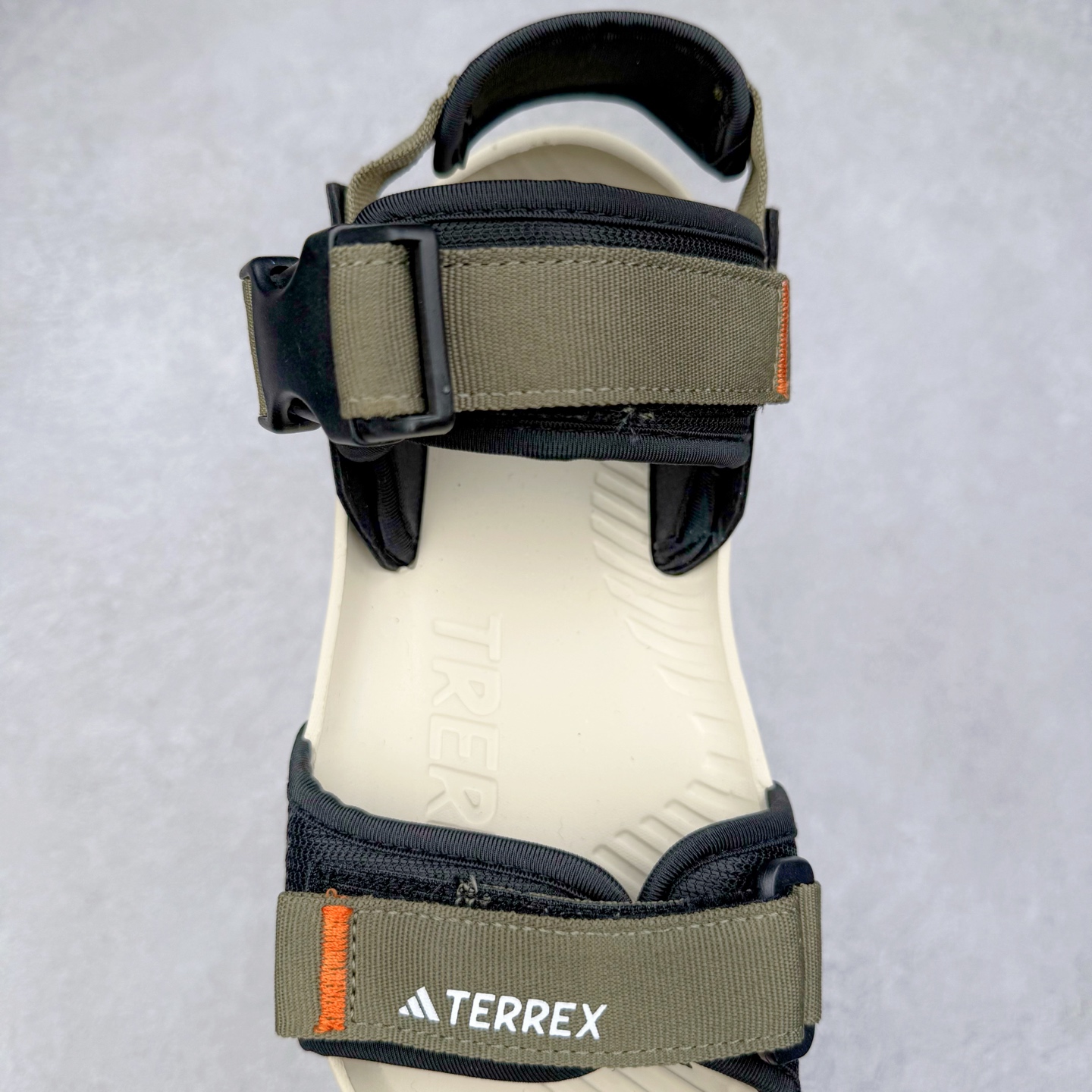 图片[5]-AD Terrex Hydroterra 休闲舒适沙滩凉鞋 adidas（阿迪达斯）是一家世界知名的体育用品和服装品牌，成立于1949年，总部位于德国。原本阿道夫•达斯勒和他的兄弟鲁道夫•达斯勒一起经营着一家鞋厂，专门生产和销售运动鞋。由于兄弟俩在经营理念和方向上的分歧，阿道夫•达斯勒在1949年以自己的名字\\\”Adi\\\”和姓氏\\\”Das\\\”来命名，创立了adidas。哥哥鲁道夫•达斯勒则开设了运动品牌puma。adidas从成立之初就致力于为运动员提供优质的运动产品和创新的技术。品牌不断推出创新的运动鞋和服装，以满足运动员在各种运动场合中的需求。adidas的产品涵盖了跑步、足球、篮球、网球等多个运动领域，成为众多专业和业余运动员的首选。时至今日，阿迪达斯已经成为众多运动明星及时尚人士的宠儿。 多款鞋子因为其款式经典，时尚百搭，一直为大众所喜爱。实拍调校N版已经零色差零失真 百分百还原实物色彩所见即所得 不存在货不对板色差等低级问题 选购参考实物拍摄 不混卖不参货 只用心做好货严格选品 承诺混一赔十 尺码：36 36.5 37.5 38 38.5 39 40 40.5 41 42 42.5 43 44 44.5 45-选品中心