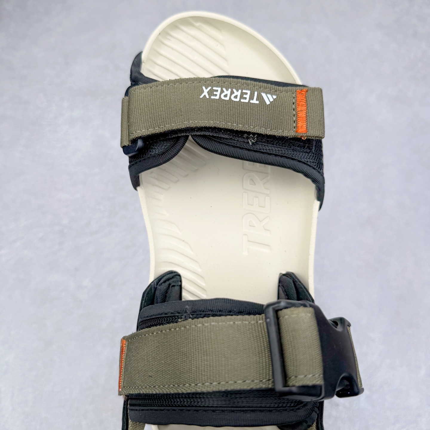 图片[4]-AD Terrex Hydroterra 休闲舒适沙滩凉鞋 adidas（阿迪达斯）是一家世界知名的体育用品和服装品牌，成立于1949年，总部位于德国。原本阿道夫•达斯勒和他的兄弟鲁道夫•达斯勒一起经营着一家鞋厂，专门生产和销售运动鞋。由于兄弟俩在经营理念和方向上的分歧，阿道夫•达斯勒在1949年以自己的名字\\\”Adi\\\”和姓氏\\\”Das\\\”来命名，创立了adidas。哥哥鲁道夫•达斯勒则开设了运动品牌puma。adidas从成立之初就致力于为运动员提供优质的运动产品和创新的技术。品牌不断推出创新的运动鞋和服装，以满足运动员在各种运动场合中的需求。adidas的产品涵盖了跑步、足球、篮球、网球等多个运动领域，成为众多专业和业余运动员的首选。时至今日，阿迪达斯已经成为众多运动明星及时尚人士的宠儿。 多款鞋子因为其款式经典，时尚百搭，一直为大众所喜爱。实拍调校N版已经零色差零失真 百分百还原实物色彩所见即所得 不存在货不对板色差等低级问题 选购参考实物拍摄 不混卖不参货 只用心做好货严格选品 承诺混一赔十 尺码：36 36.5 37.5 38 38.5 39 40 40.5 41 42 42.5 43 44 44.5 45-选品中心