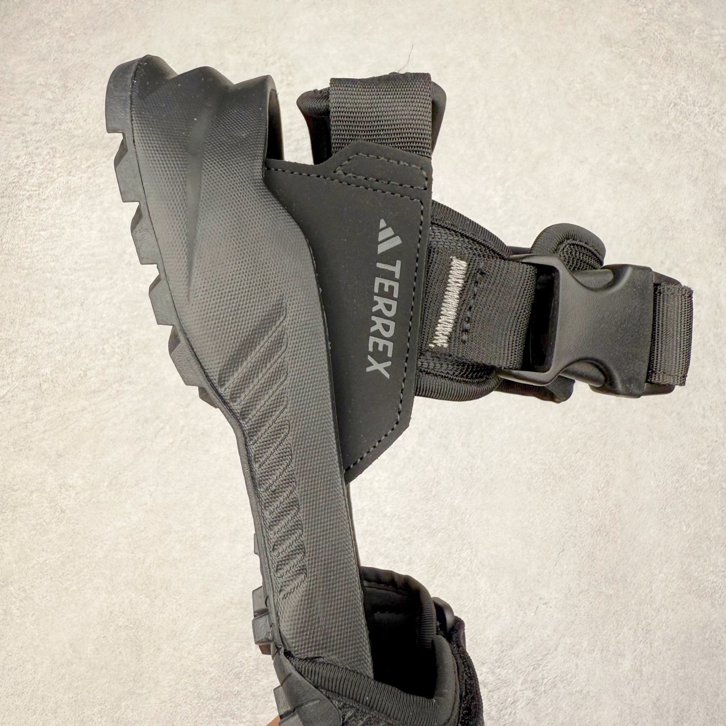 图片[6]-AD Terrex Hydroterra 休闲舒适沙滩凉鞋 adidas（阿迪达斯）是一家世界知名的体育用品和服装品牌，成立于1949年，总部位于德国。原本阿道夫•达斯勒和他的兄弟鲁道夫•达斯勒一起经营着一家鞋厂，专门生产和销售运动鞋。由于兄弟俩在经营理念和方向上的分歧，阿道夫•达斯勒在1949年以自己的名字\\\”Adi\\\”和姓氏\\\”Das\\\”来命名，创立了adidas。哥哥鲁道夫•达斯勒则开设了运动品牌puma。adidas从成立之初就致力于为运动员提供优质的运动产品和创新的技术。品牌不断推出创新的运动鞋和服装，以满足运动员在各种运动场合中的需求。adidas的产品涵盖了跑步、足球、篮球、网球等多个运动领域，成为众多专业和业余运动员的首选。时至今日，阿迪达斯已经成为众多运动明星及时尚人士的宠儿。 多款鞋子因为其款式经典，时尚百搭，一直为大众所喜爱。实拍调校N版已经零色差零失真 百分百还原实物色彩所见即所得 不存在货不对板色差等低级问题 选购参考实物拍摄 不混卖不参货 只用心做好货严格选品 承诺混一赔十 尺码：36 36.5 37.5 38 38.5 39 40 40.5 41 42 42.5 43 44 44.5 45-选品中心