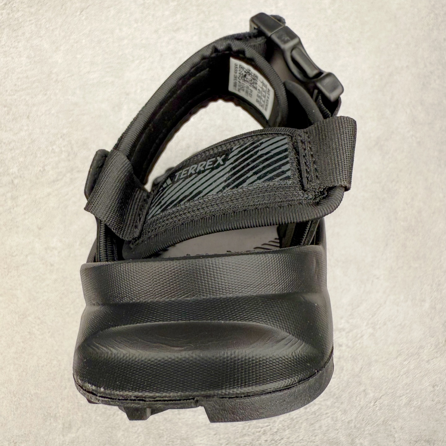 图片[8]-AD Terrex Hydroterra 休闲舒适沙滩凉鞋 adidas（阿迪达斯）是一家世界知名的体育用品和服装品牌，成立于1949年，总部位于德国。原本阿道夫•达斯勒和他的兄弟鲁道夫•达斯勒一起经营着一家鞋厂，专门生产和销售运动鞋。由于兄弟俩在经营理念和方向上的分歧，阿道夫•达斯勒在1949年以自己的名字\\\”Adi\\\”和姓氏\\\”Das\\\”来命名，创立了adidas。哥哥鲁道夫•达斯勒则开设了运动品牌puma。adidas从成立之初就致力于为运动员提供优质的运动产品和创新的技术。品牌不断推出创新的运动鞋和服装，以满足运动员在各种运动场合中的需求。adidas的产品涵盖了跑步、足球、篮球、网球等多个运动领域，成为众多专业和业余运动员的首选。时至今日，阿迪达斯已经成为众多运动明星及时尚人士的宠儿。 多款鞋子因为其款式经典，时尚百搭，一直为大众所喜爱。实拍调校N版已经零色差零失真 百分百还原实物色彩所见即所得 不存在货不对板色差等低级问题 选购参考实物拍摄 不混卖不参货 只用心做好货严格选品 承诺混一赔十 尺码：36 36.5 37.5 38 38.5 39 40 40.5 41 42 42.5 43 44 44.5 45-选品中心