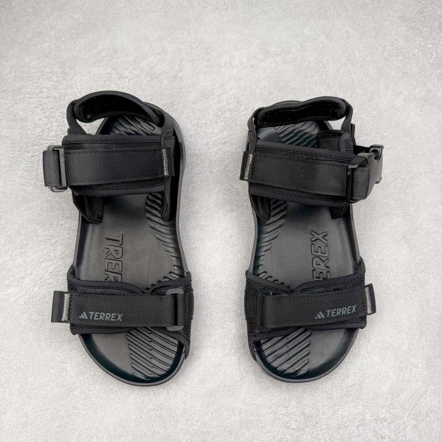 图片[2]-AD Terrex Hydroterra 休闲舒适沙滩凉鞋 adidas（阿迪达斯）是一家世界知名的体育用品和服装品牌，成立于1949年，总部位于德国。原本阿道夫•达斯勒和他的兄弟鲁道夫•达斯勒一起经营着一家鞋厂，专门生产和销售运动鞋。由于兄弟俩在经营理念和方向上的分歧，阿道夫•达斯勒在1949年以自己的名字\\\”Adi\\\”和姓氏\\\”Das\\\”来命名，创立了adidas。哥哥鲁道夫•达斯勒则开设了运动品牌puma。adidas从成立之初就致力于为运动员提供优质的运动产品和创新的技术。品牌不断推出创新的运动鞋和服装，以满足运动员在各种运动场合中的需求。adidas的产品涵盖了跑步、足球、篮球、网球等多个运动领域，成为众多专业和业余运动员的首选。时至今日，阿迪达斯已经成为众多运动明星及时尚人士的宠儿。 多款鞋子因为其款式经典，时尚百搭，一直为大众所喜爱。实拍调校N版已经零色差零失真 百分百还原实物色彩所见即所得 不存在货不对板色差等低级问题 选购参考实物拍摄 不混卖不参货 只用心做好货严格选品 承诺混一赔十 尺码：36 36.5 37.5 38 38.5 39 40 40.5 41 42 42.5 43 44 44.5 45-选品中心