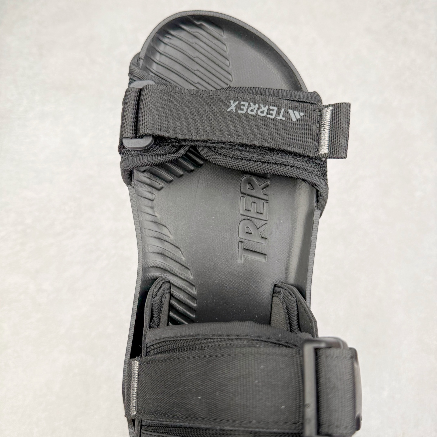 图片[4]-AD Terrex Hydroterra 休闲舒适沙滩凉鞋 adidas（阿迪达斯）是一家世界知名的体育用品和服装品牌，成立于1949年，总部位于德国。原本阿道夫•达斯勒和他的兄弟鲁道夫•达斯勒一起经营着一家鞋厂，专门生产和销售运动鞋。由于兄弟俩在经营理念和方向上的分歧，阿道夫•达斯勒在1949年以自己的名字\\\”Adi\\\”和姓氏\\\”Das\\\”来命名，创立了adidas。哥哥鲁道夫•达斯勒则开设了运动品牌puma。adidas从成立之初就致力于为运动员提供优质的运动产品和创新的技术。品牌不断推出创新的运动鞋和服装，以满足运动员在各种运动场合中的需求。adidas的产品涵盖了跑步、足球、篮球、网球等多个运动领域，成为众多专业和业余运动员的首选。时至今日，阿迪达斯已经成为众多运动明星及时尚人士的宠儿。 多款鞋子因为其款式经典，时尚百搭，一直为大众所喜爱。实拍调校N版已经零色差零失真 百分百还原实物色彩所见即所得 不存在货不对板色差等低级问题 选购参考实物拍摄 不混卖不参货 只用心做好货严格选品 承诺混一赔十 尺码：36 36.5 37.5 38 38.5 39 40 40.5 41 42 42.5 43 44 44.5 45-选品中心