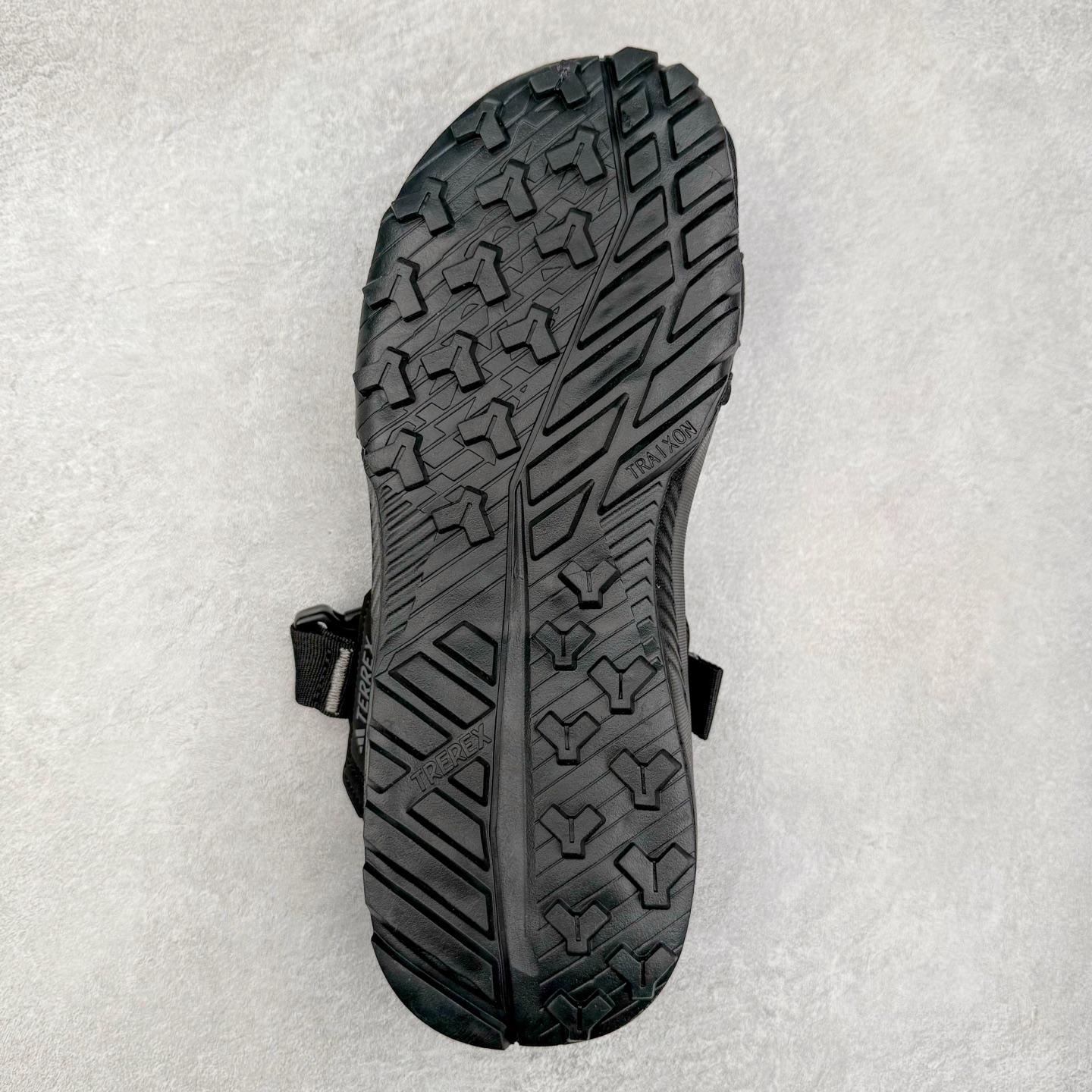 图片[9]-AD Terrex Hydroterra 休闲舒适沙滩凉鞋 adidas（阿迪达斯）是一家世界知名的体育用品和服装品牌，成立于1949年，总部位于德国。原本阿道夫•达斯勒和他的兄弟鲁道夫•达斯勒一起经营着一家鞋厂，专门生产和销售运动鞋。由于兄弟俩在经营理念和方向上的分歧，阿道夫•达斯勒在1949年以自己的名字\\\”Adi\\\”和姓氏\\\”Das\\\”来命名，创立了adidas。哥哥鲁道夫•达斯勒则开设了运动品牌puma。adidas从成立之初就致力于为运动员提供优质的运动产品和创新的技术。品牌不断推出创新的运动鞋和服装，以满足运动员在各种运动场合中的需求。adidas的产品涵盖了跑步、足球、篮球、网球等多个运动领域，成为众多专业和业余运动员的首选。时至今日，阿迪达斯已经成为众多运动明星及时尚人士的宠儿。 多款鞋子因为其款式经典，时尚百搭，一直为大众所喜爱。实拍调校N版已经零色差零失真 百分百还原实物色彩所见即所得 不存在货不对板色差等低级问题 选购参考实物拍摄 不混卖不参货 只用心做好货严格选品 承诺混一赔十 尺码：36 36.5 37.5 38 38.5 39 40 40.5 41 42 42.5 43 44 44.5 45-选品中心