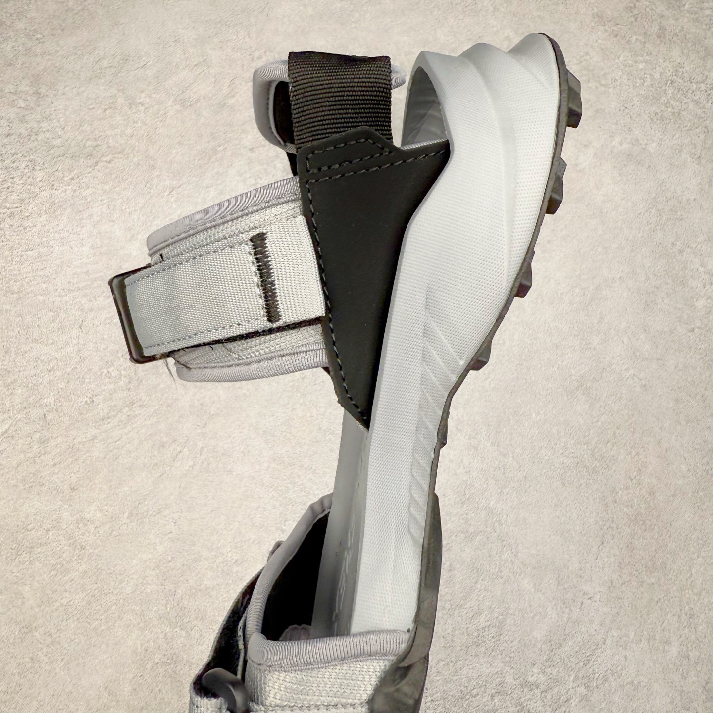 图片[7]-AD Terrex Hydroterra 休闲舒适沙滩凉鞋 adidas（阿迪达斯）是一家世界知名的体育用品和服装品牌，成立于1949年，总部位于德国。原本阿道夫•达斯勒和他的兄弟鲁道夫•达斯勒一起经营着一家鞋厂，专门生产和销售运动鞋。由于兄弟俩在经营理念和方向上的分歧，阿道夫•达斯勒在1949年以自己的名字\\\”Adi\\\”和姓氏\\\”Das\\\”来命名，创立了adidas。哥哥鲁道夫•达斯勒则开设了运动品牌puma。adidas从成立之初就致力于为运动员提供优质的运动产品和创新的技术。品牌不断推出创新的运动鞋和服装，以满足运动员在各种运动场合中的需求。adidas的产品涵盖了跑步、足球、篮球、网球等多个运动领域，成为众多专业和业余运动员的首选。时至今日，阿迪达斯已经成为众多运动明星及时尚人士的宠儿。 多款鞋子因为其款式经典，时尚百搭，一直为大众所喜爱。实拍调校N版已经零色差零失真 百分百还原实物色彩所见即所得 不存在货不对板色差等低级问题 选购参考实物拍摄 不混卖不参货 只用心做好货严格选品 承诺混一赔十 尺码：36 36.5 37.5 38 38.5 39 40 40.5 41 42 42.5 43 44 44.5 45-选品中心