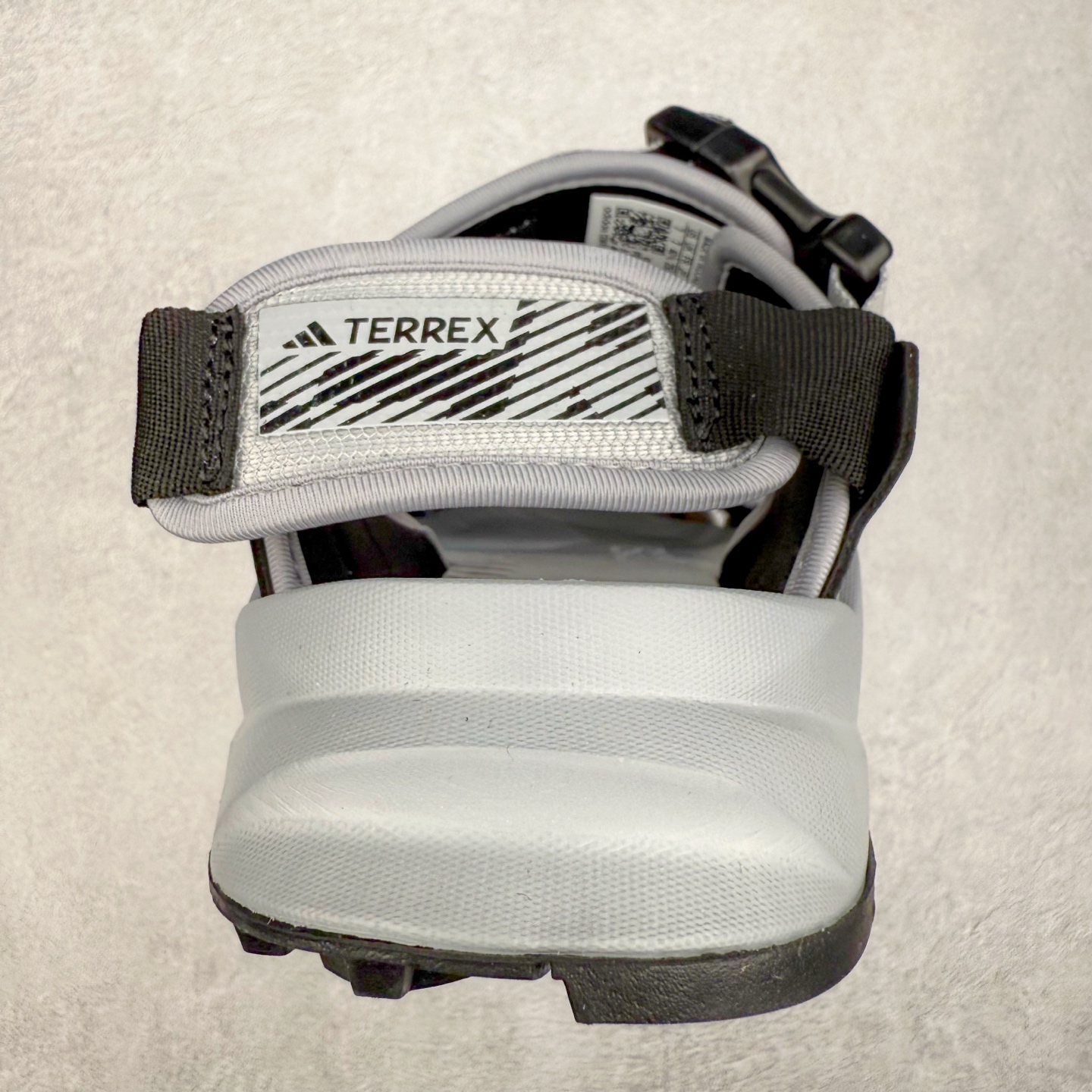 图片[8]-AD Terrex Hydroterra 休闲舒适沙滩凉鞋 adidas（阿迪达斯）是一家世界知名的体育用品和服装品牌，成立于1949年，总部位于德国。原本阿道夫•达斯勒和他的兄弟鲁道夫•达斯勒一起经营着一家鞋厂，专门生产和销售运动鞋。由于兄弟俩在经营理念和方向上的分歧，阿道夫•达斯勒在1949年以自己的名字\\\”Adi\\\”和姓氏\\\”Das\\\”来命名，创立了adidas。哥哥鲁道夫•达斯勒则开设了运动品牌puma。adidas从成立之初就致力于为运动员提供优质的运动产品和创新的技术。品牌不断推出创新的运动鞋和服装，以满足运动员在各种运动场合中的需求。adidas的产品涵盖了跑步、足球、篮球、网球等多个运动领域，成为众多专业和业余运动员的首选。时至今日，阿迪达斯已经成为众多运动明星及时尚人士的宠儿。 多款鞋子因为其款式经典，时尚百搭，一直为大众所喜爱。实拍调校N版已经零色差零失真 百分百还原实物色彩所见即所得 不存在货不对板色差等低级问题 选购参考实物拍摄 不混卖不参货 只用心做好货严格选品 承诺混一赔十 尺码：36 36.5 37.5 38 38.5 39 40 40.5 41 42 42.5 43 44 44.5 45-选品中心