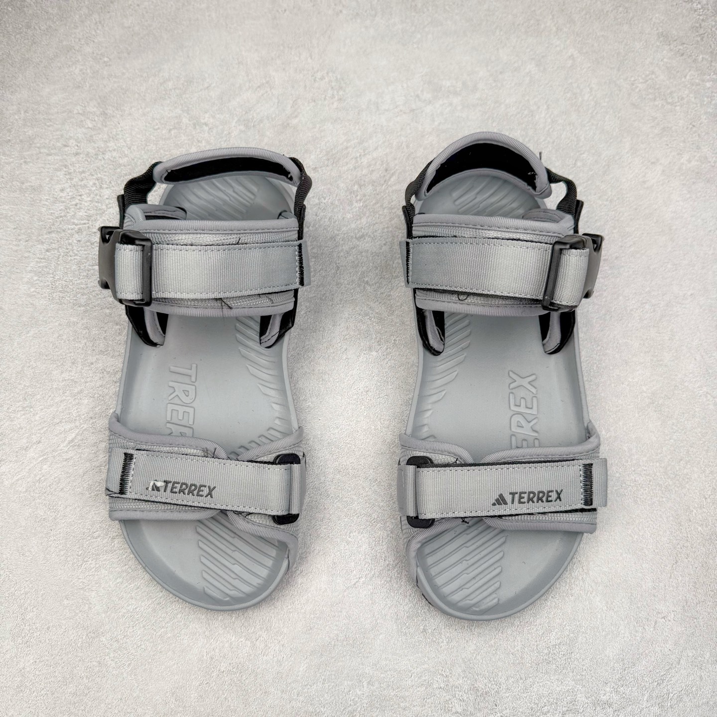 图片[2]-AD Terrex Hydroterra 休闲舒适沙滩凉鞋 adidas（阿迪达斯）是一家世界知名的体育用品和服装品牌，成立于1949年，总部位于德国。原本阿道夫•达斯勒和他的兄弟鲁道夫•达斯勒一起经营着一家鞋厂，专门生产和销售运动鞋。由于兄弟俩在经营理念和方向上的分歧，阿道夫•达斯勒在1949年以自己的名字\\\”Adi\\\”和姓氏\\\”Das\\\”来命名，创立了adidas。哥哥鲁道夫•达斯勒则开设了运动品牌puma。adidas从成立之初就致力于为运动员提供优质的运动产品和创新的技术。品牌不断推出创新的运动鞋和服装，以满足运动员在各种运动场合中的需求。adidas的产品涵盖了跑步、足球、篮球、网球等多个运动领域，成为众多专业和业余运动员的首选。时至今日，阿迪达斯已经成为众多运动明星及时尚人士的宠儿。 多款鞋子因为其款式经典，时尚百搭，一直为大众所喜爱。实拍调校N版已经零色差零失真 百分百还原实物色彩所见即所得 不存在货不对板色差等低级问题 选购参考实物拍摄 不混卖不参货 只用心做好货严格选品 承诺混一赔十 尺码：36 36.5 37.5 38 38.5 39 40 40.5 41 42 42.5 43 44 44.5 45-选品中心