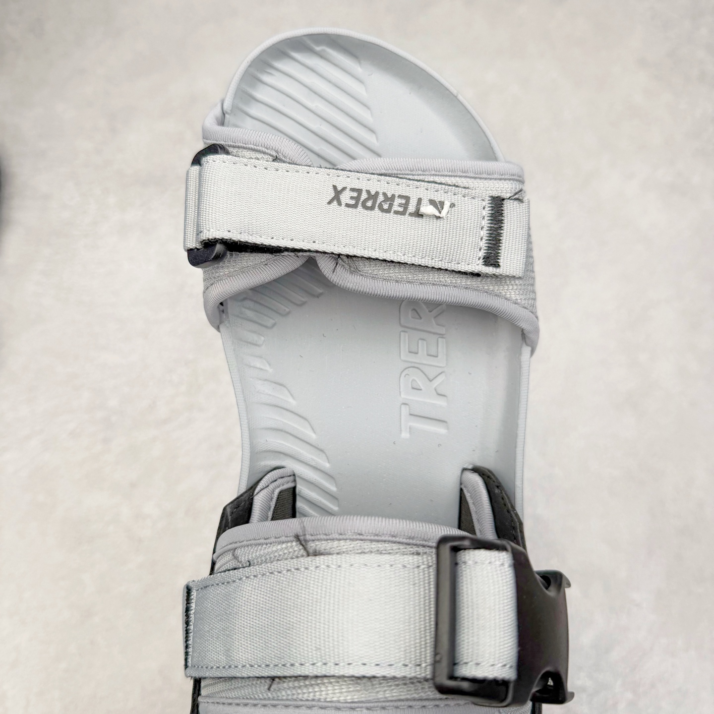 图片[4]-AD Terrex Hydroterra 休闲舒适沙滩凉鞋 adidas（阿迪达斯）是一家世界知名的体育用品和服装品牌，成立于1949年，总部位于德国。原本阿道夫•达斯勒和他的兄弟鲁道夫•达斯勒一起经营着一家鞋厂，专门生产和销售运动鞋。由于兄弟俩在经营理念和方向上的分歧，阿道夫•达斯勒在1949年以自己的名字\\\”Adi\\\”和姓氏\\\”Das\\\”来命名，创立了adidas。哥哥鲁道夫•达斯勒则开设了运动品牌puma。adidas从成立之初就致力于为运动员提供优质的运动产品和创新的技术。品牌不断推出创新的运动鞋和服装，以满足运动员在各种运动场合中的需求。adidas的产品涵盖了跑步、足球、篮球、网球等多个运动领域，成为众多专业和业余运动员的首选。时至今日，阿迪达斯已经成为众多运动明星及时尚人士的宠儿。 多款鞋子因为其款式经典，时尚百搭，一直为大众所喜爱。实拍调校N版已经零色差零失真 百分百还原实物色彩所见即所得 不存在货不对板色差等低级问题 选购参考实物拍摄 不混卖不参货 只用心做好货严格选品 承诺混一赔十 尺码：36 36.5 37.5 38 38.5 39 40 40.5 41 42 42.5 43 44 44.5 45-选品中心